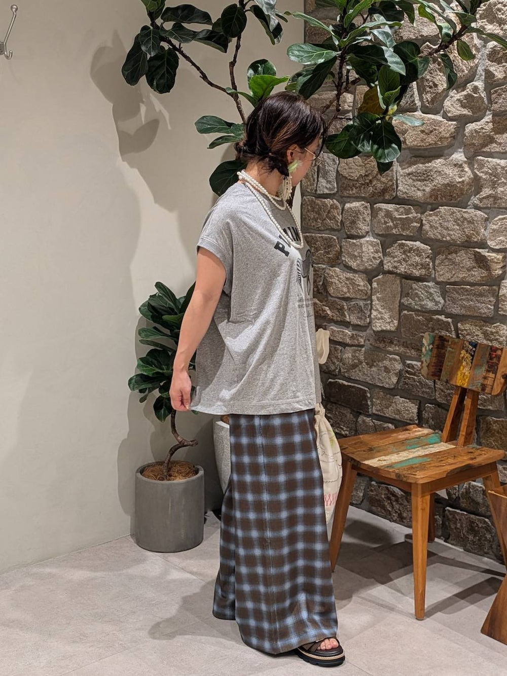 グレー系のTシャツ/カットソー、ブルー系のその他パンツ、ブラウン系のサンダルを着用したレディースの夏コーディネートの2枚目の写真