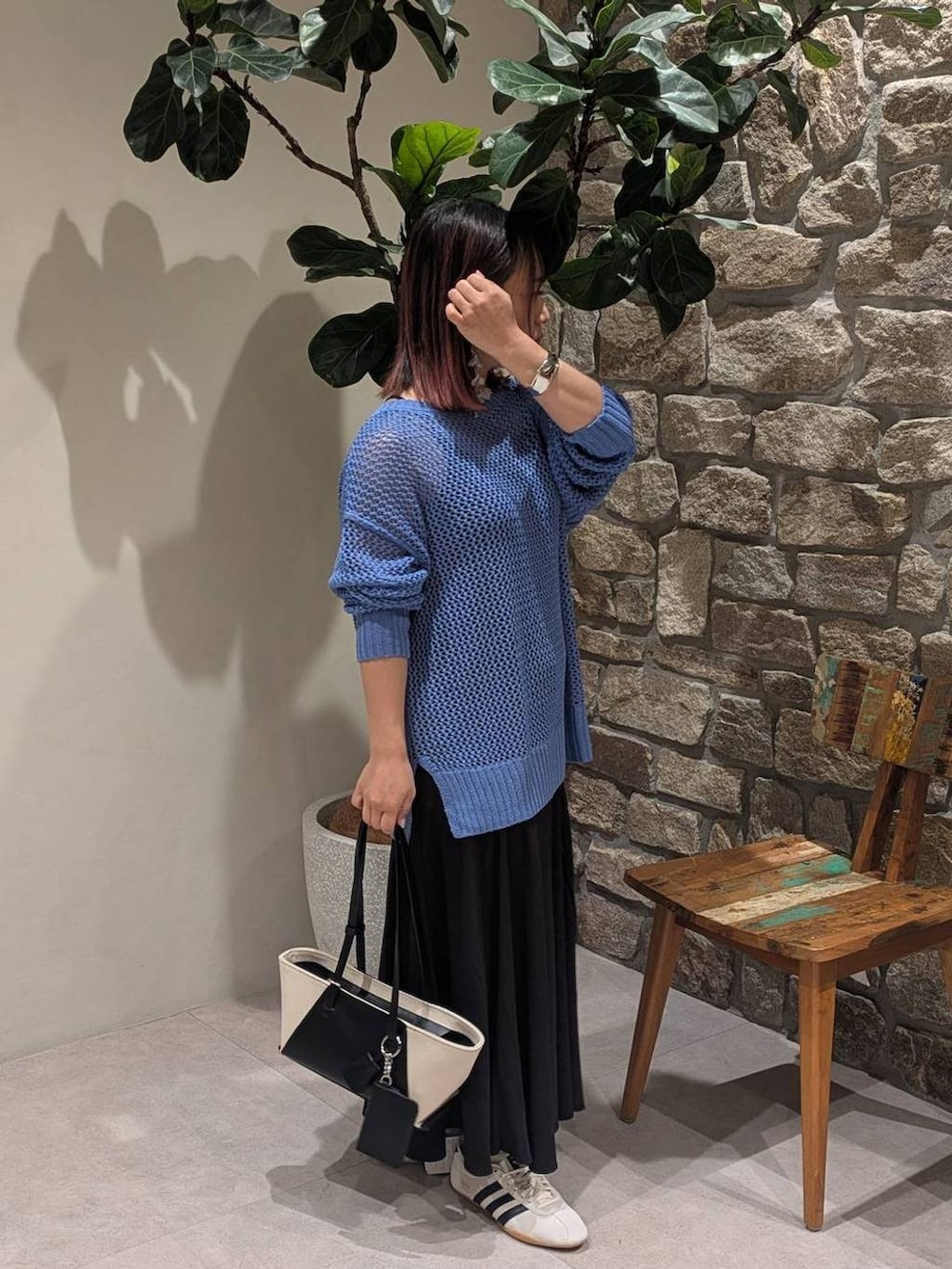 ブラック系のキャミソール、ホワイト系のスニーカー、ブラック系のハンドバッグを着用したレディースの春コーディネートの3枚目の写真