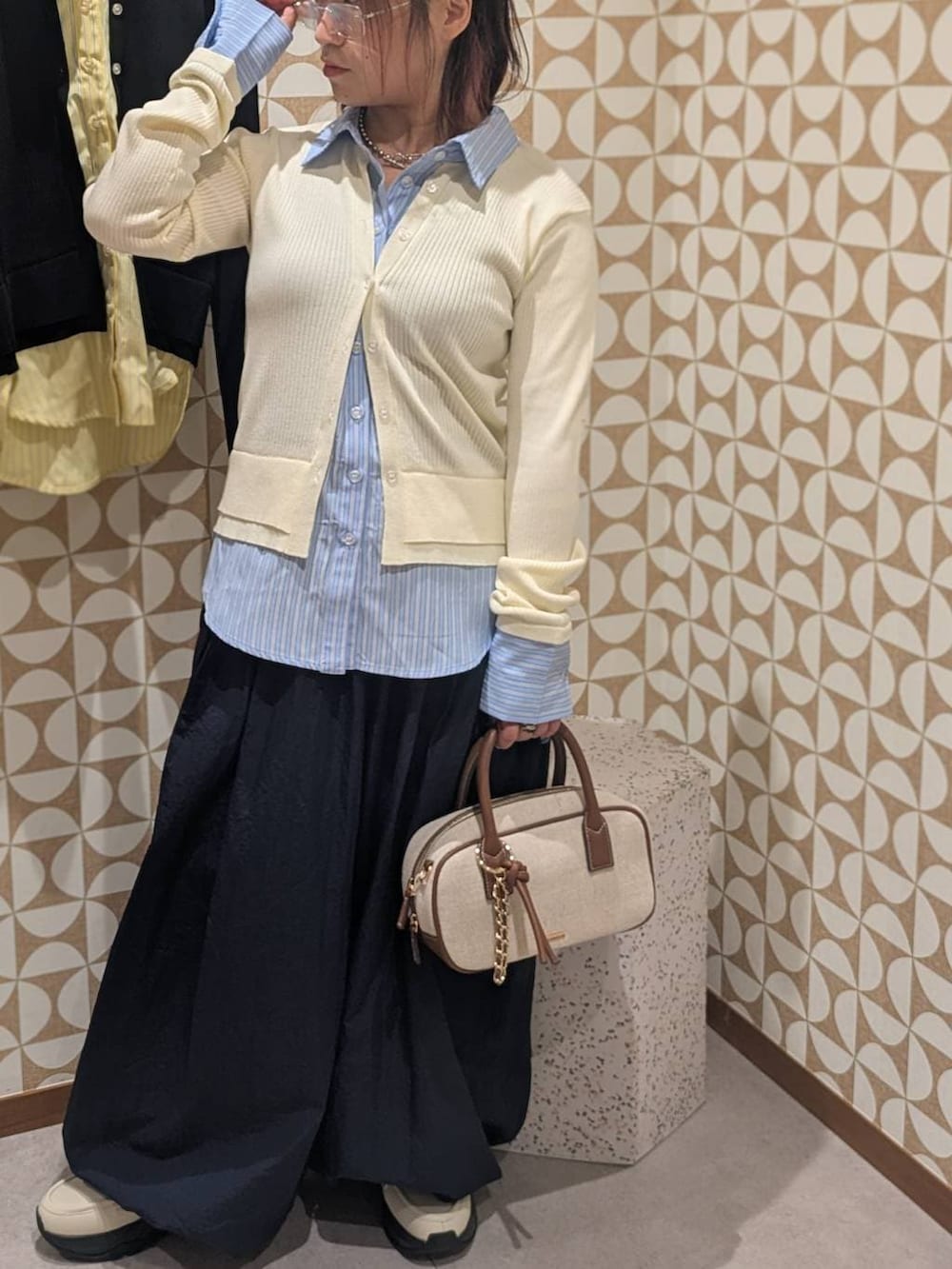 ホワイト系のローファー、ベージュ系のハンドバッグ、ブルー系のその他パンツを着用したレディースの冬コーディネートの7枚目の写真