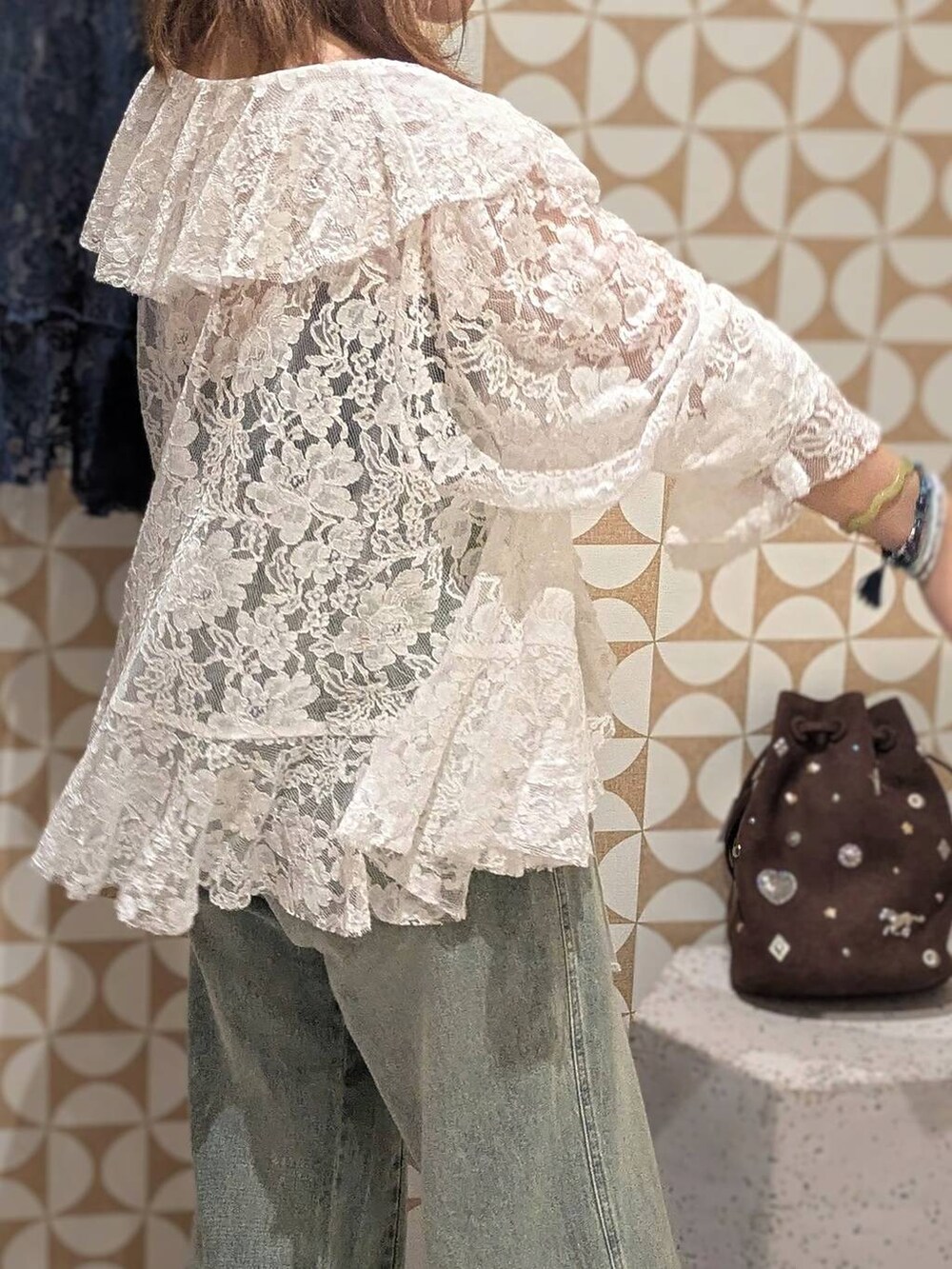 ブラック系のブラジャーを着用したレディースの夏コーディネートの3枚目の写真