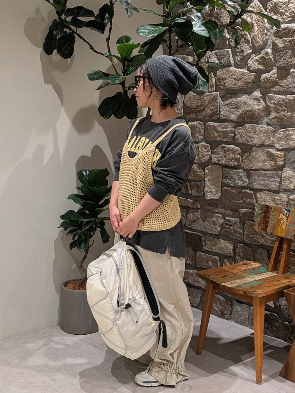 ホワイト系のバックパック/リュック、ベージュ系のその他パンツ、イエロー系のTシャツ/カットソーを着用したレディースの秋コーディネートの2枚目の写真