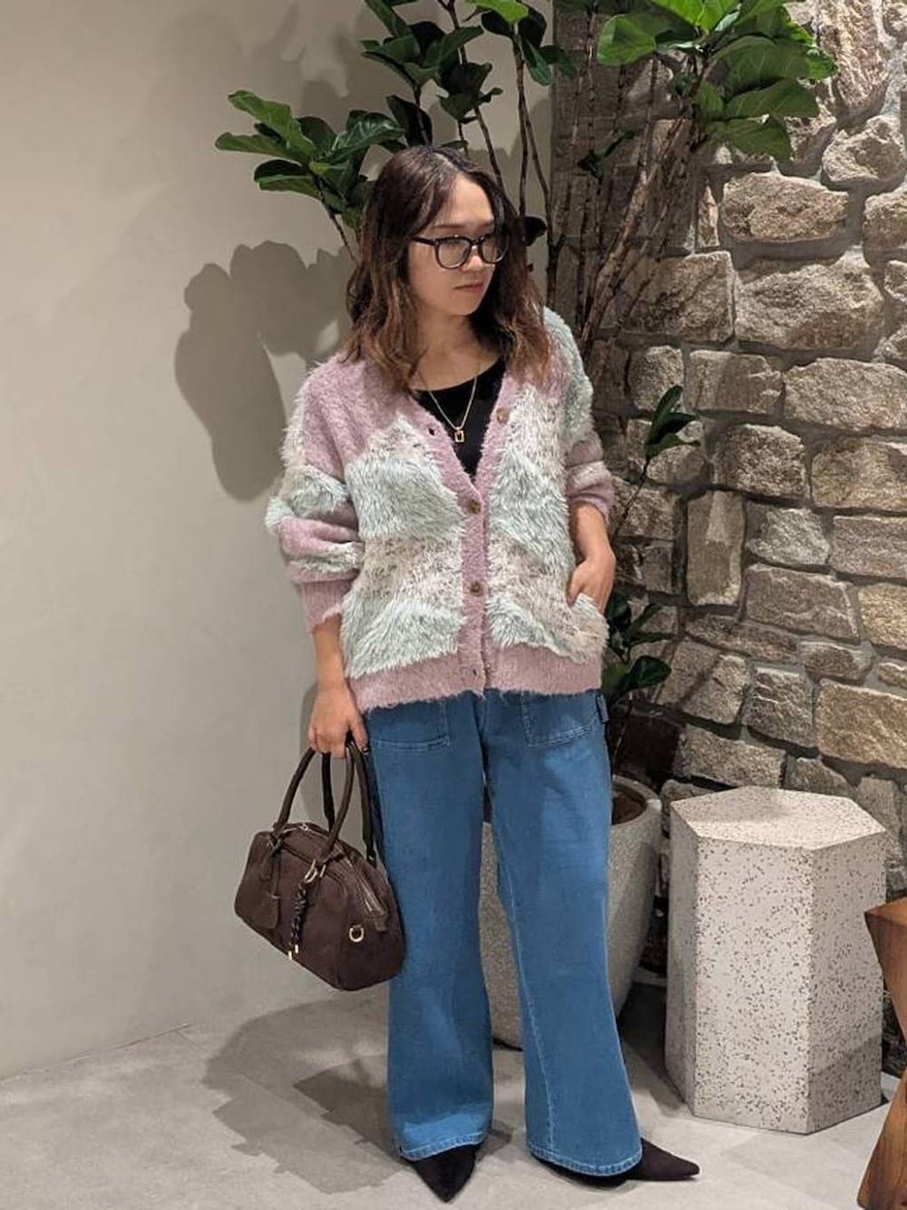 シルバー系のショルダーバッグ、ブルー系のその他パンツ、パープル系のカーディガン/ボレロを着用したレディースの秋コーディネートの2枚目の写真