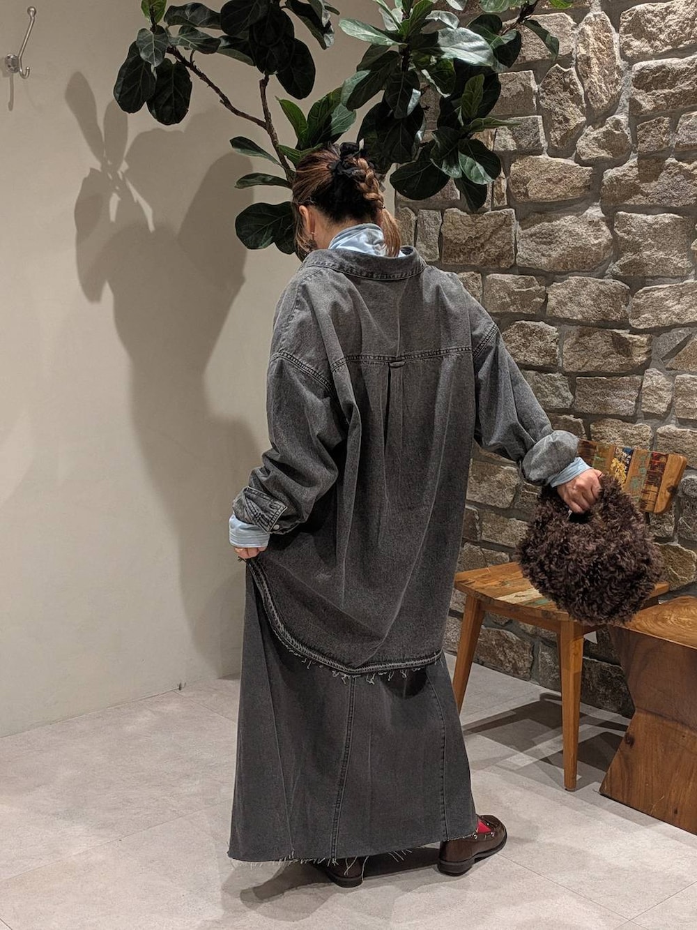 ブラック系のシャツ/ブラウス、ブラウン系のモカシン/デッキシューズ、ブルー系のTシャツ/カットソーを着用したレディースの秋コーディネートの2枚目の写真