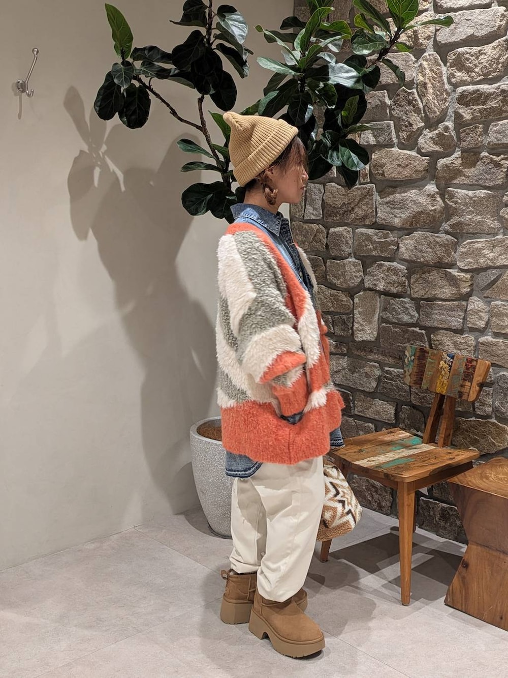 ベージュ系のハンドバッグ、ブルー系のシャツ/ブラウス、ベージュ系のその他パンツを着用したレディースの秋コーディネートの2枚目の写真