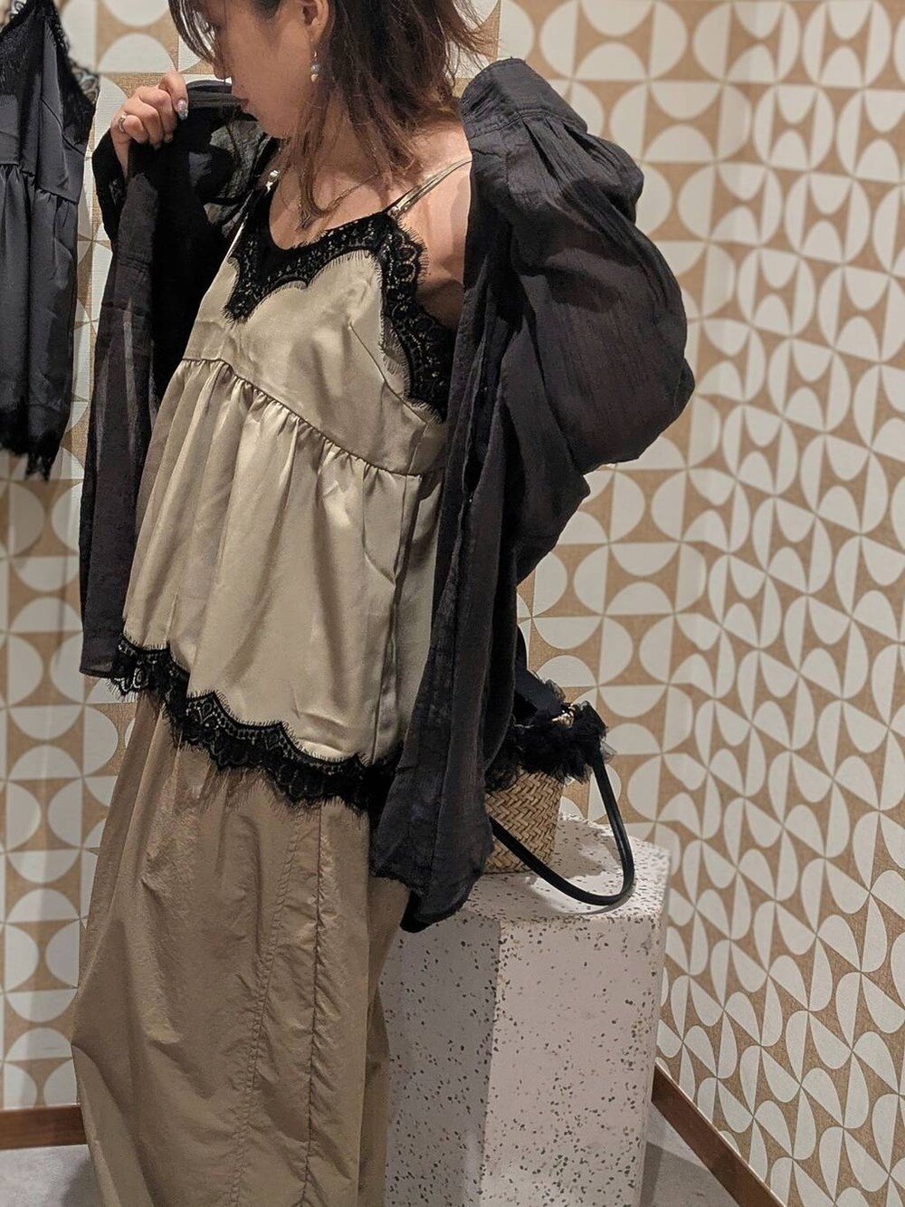 グレー系のシャツ/ブラウス、ブラック系のかごバッグ、ベージュ系のキャミソールを着用したレディースの夏コーディネートの6枚目の写真