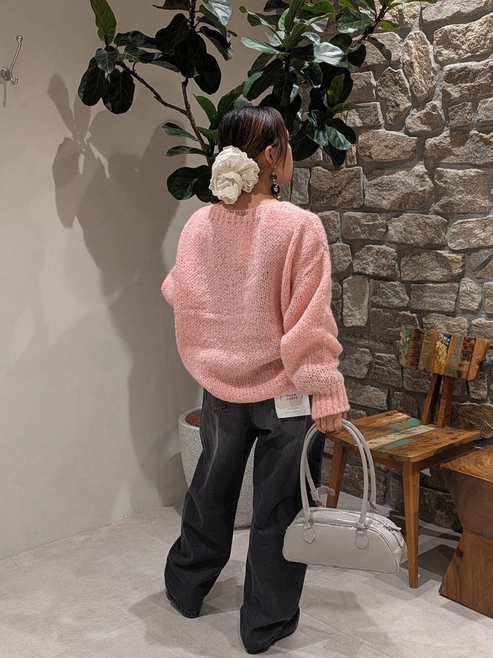 ブラック系のブーツ、ブラック系のデニムパンツ、ブラック系のベルトを着用したレディースの冬コーディネートの2枚目の写真