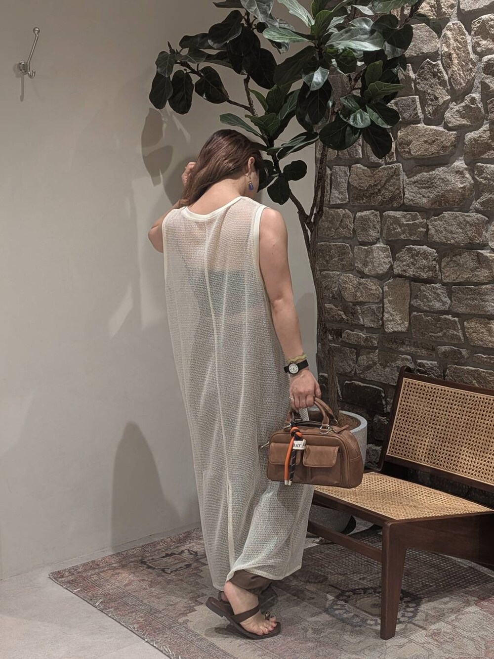 ブラウン系のその他パンツ、ブラウン系のサンダル、ホワイト系のワンピースを着用したレディースの夏コーディネートの3枚目の写真