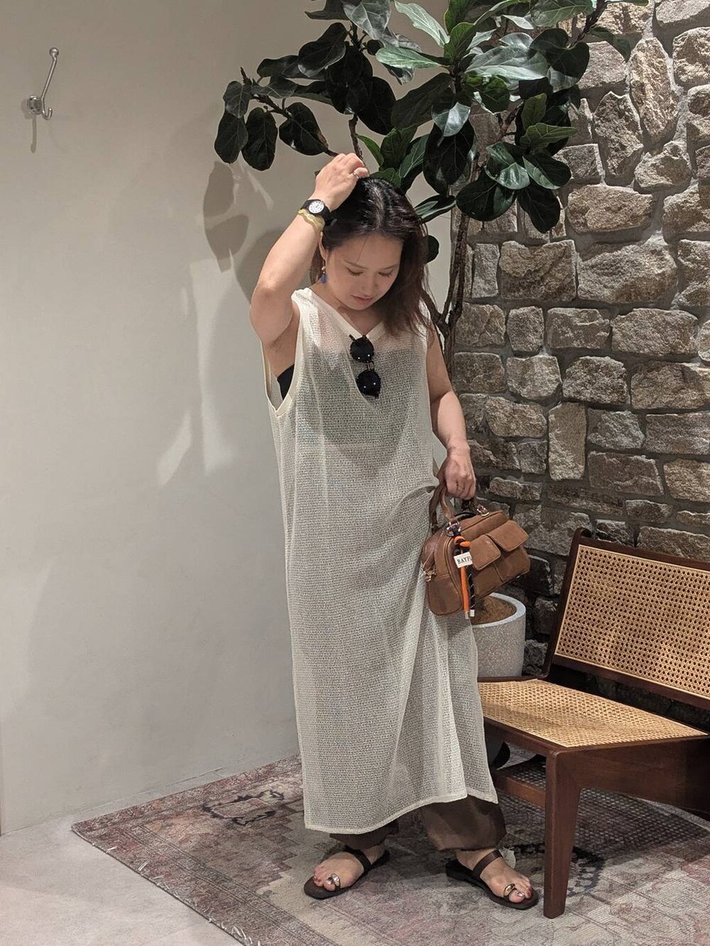 ブラウン系のその他パンツ、ブラウン系のサンダル、ホワイト系のワンピースを着用したレディースの夏コーディネートの2枚目の写真