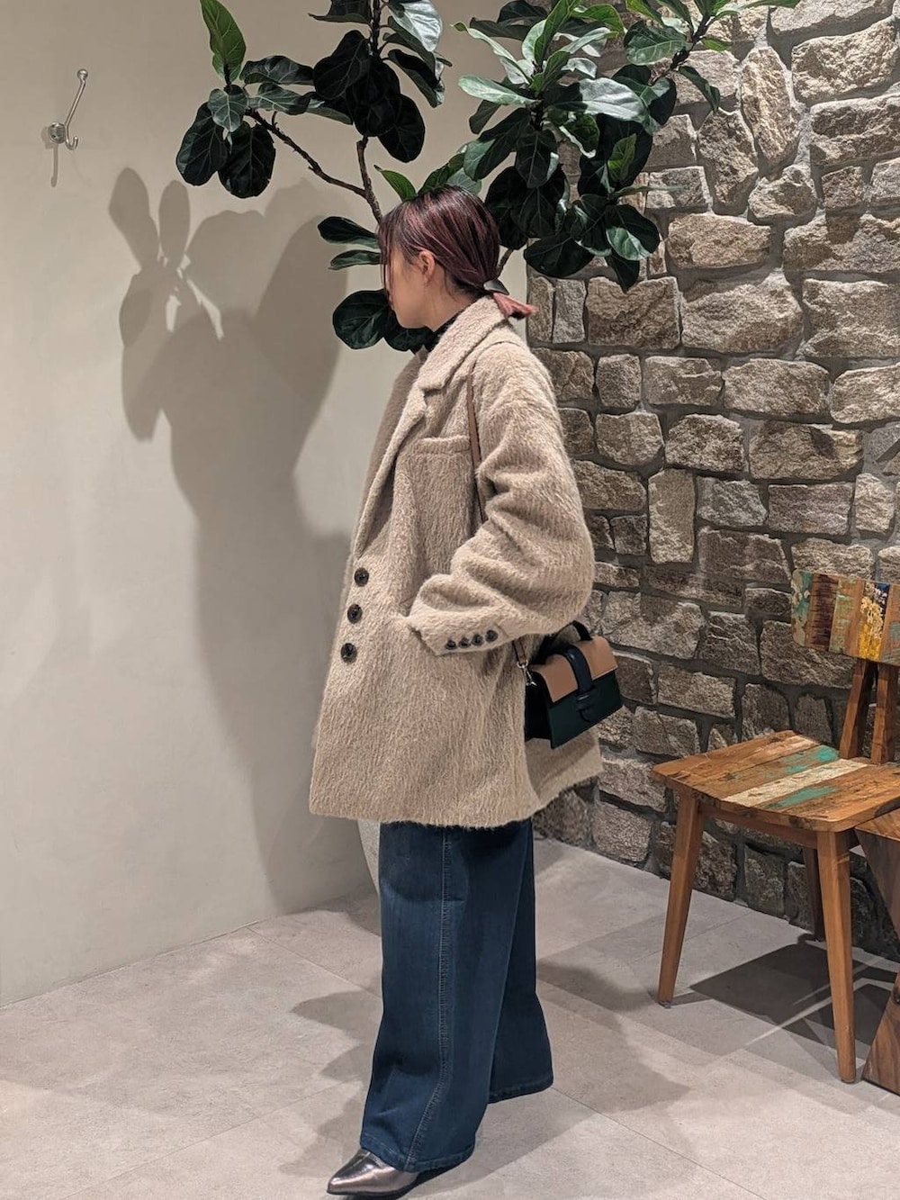 ブルー系のデニムパンツ、その他のブーツ、ブラック系のニット/セーターを着用したレディースの冬コーディネートの2枚目の写真