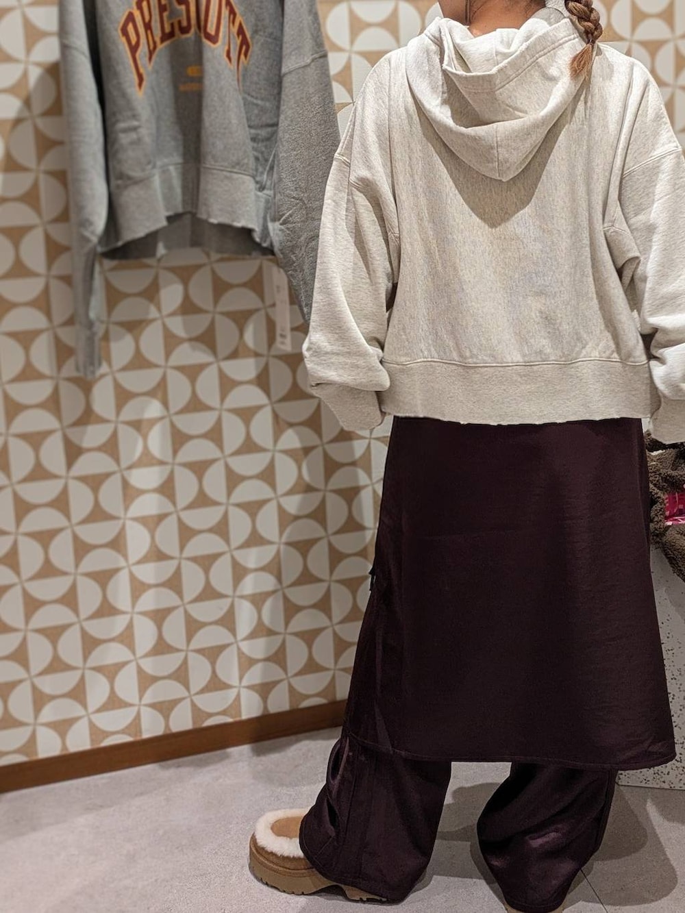 ブラウン系のトートバッグ、グレー系のパーカー、ベージュ系のパーカーを着用したレディースの秋コーディネートの3枚目の写真