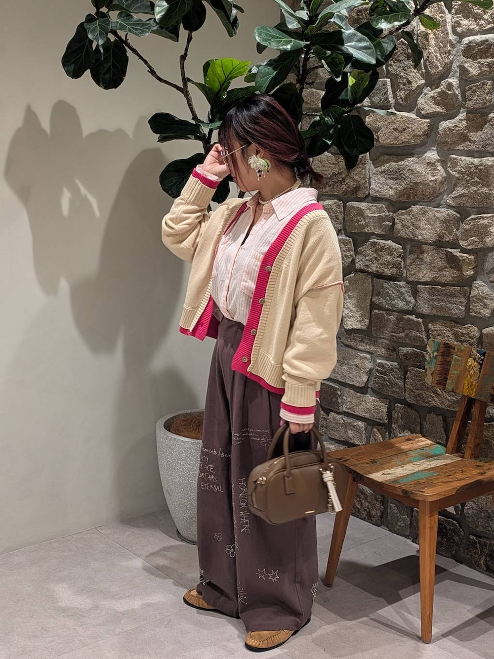 ピンク系のシャツ/ブラウス、ベージュ系のローファー、ベージュ系のカーディガン/ボレロを着用したレディースの春コーディネートの3枚目の写真