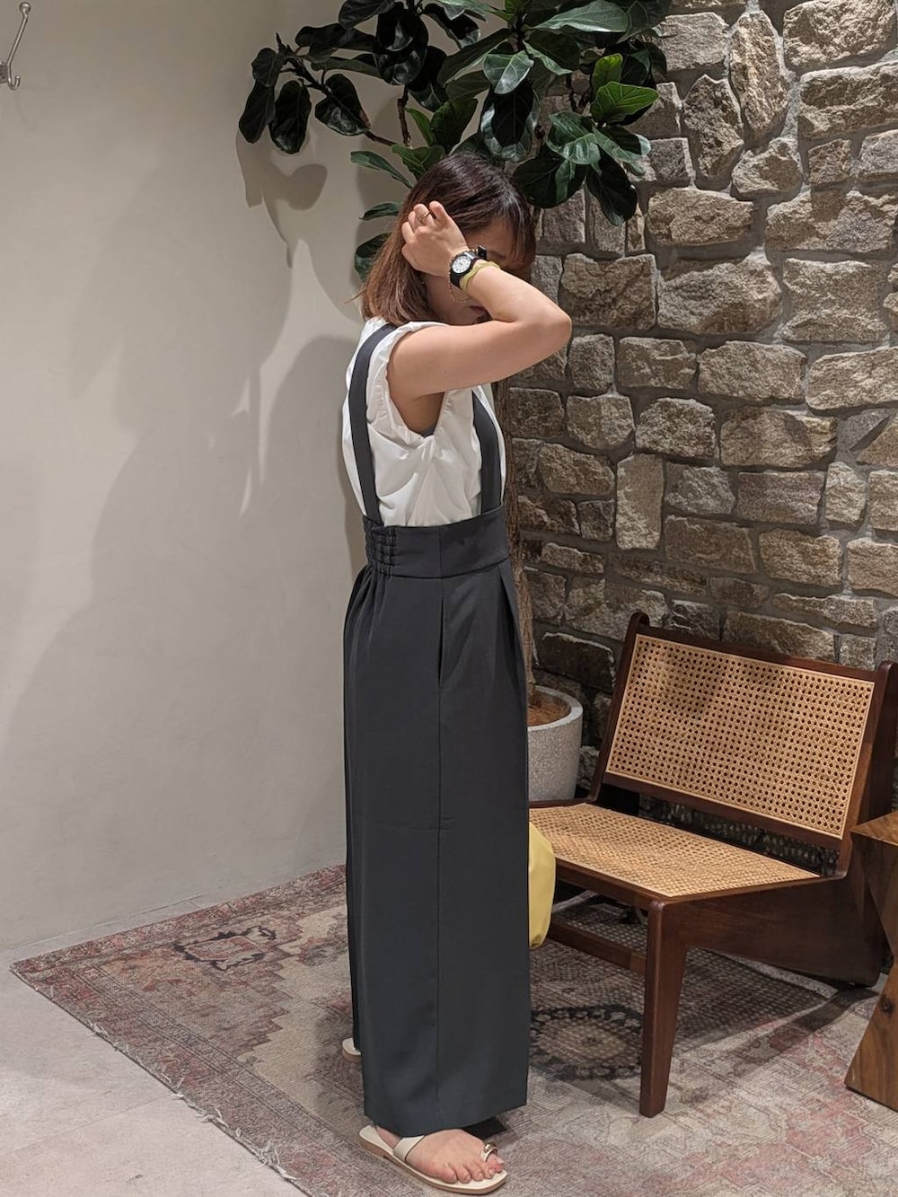 イエロー系のショルダーバッグ、ホワイト系のサンダル、グレー系のサロペット/オーバーオールを着用したレディースの春コーディネートの3枚目の写真