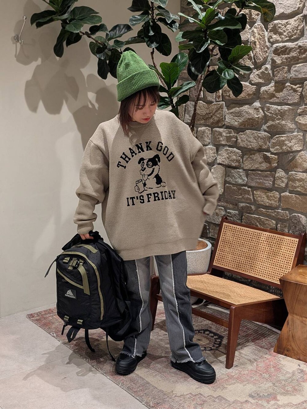 ベージュ系のニット/セーター、ブラック系のデニムパンツ、ブラック系のスニーカーを着用したレディースの冬コーディネートの3枚目の写真