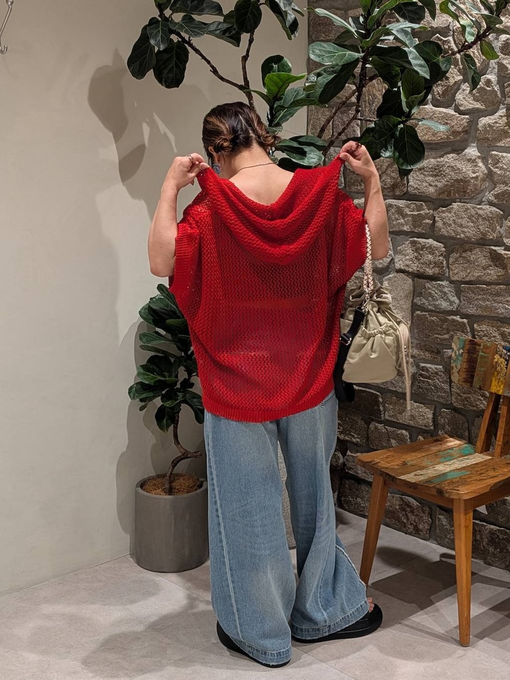 レッド系のTシャツ/カットソー、レッド系のニット/セーター、レッド系のシャツ/ブラウスを着用したレディースの夏コーディネートの3枚目の写真