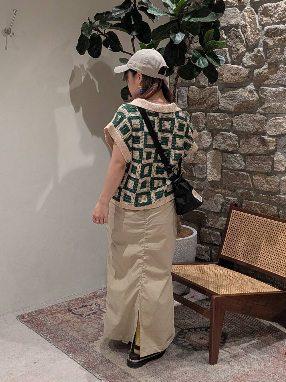 ブラウン系のサンダル、ブラック系のショルダーバッグ、ベージュ系のスカートを着用したレディースの春コーディネートの3枚目の写真