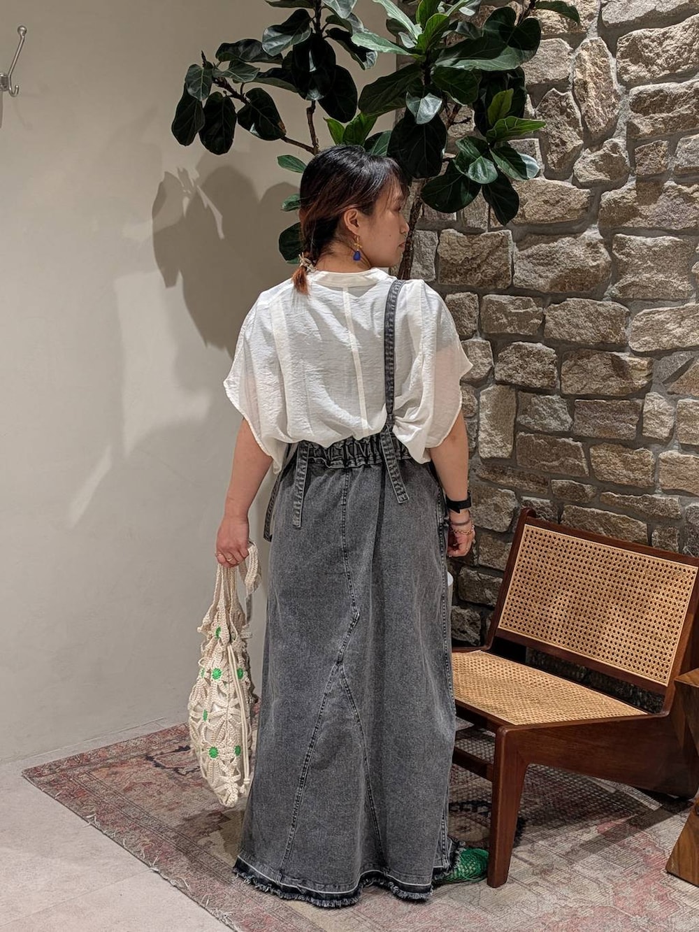 「低身長、差し色コーデ、個性派、シアートップス、シャツ、スカート、着痩せ、フラットシューズ、巾着バッグ、トートバッグ、BAYFLOW、BAYFLOWJEANS_BAYFLOW、ベイフローのデニム _BAYFLOW、ベイフローのシアーアイテム_BAYFLOW、女子ウケ」｜「BAYFLOWの[ショートとロングで選べる着丈]シアーワークシャツ（シャツ/ブラウス、ホワイト系）」を使った、sunabfさん（レディース・148cm）の春コーディネートの2枚目の写真