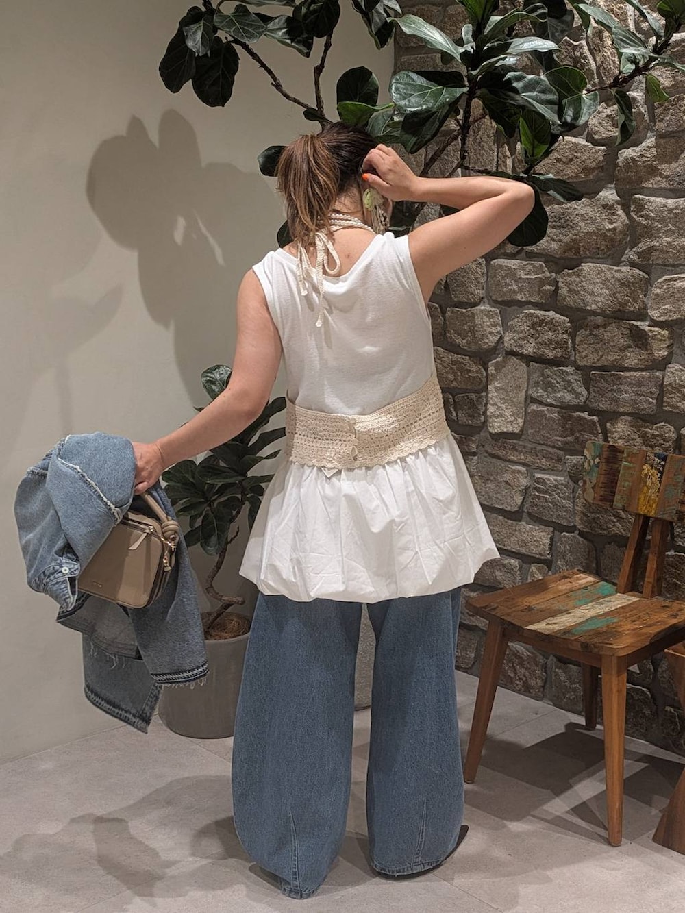 ブラウン系のパンプス、ブルー系のデニムパンツ、ホワイト系のTシャツ/カットソーを着用したレディースの夏コーディネートの2枚目の写真