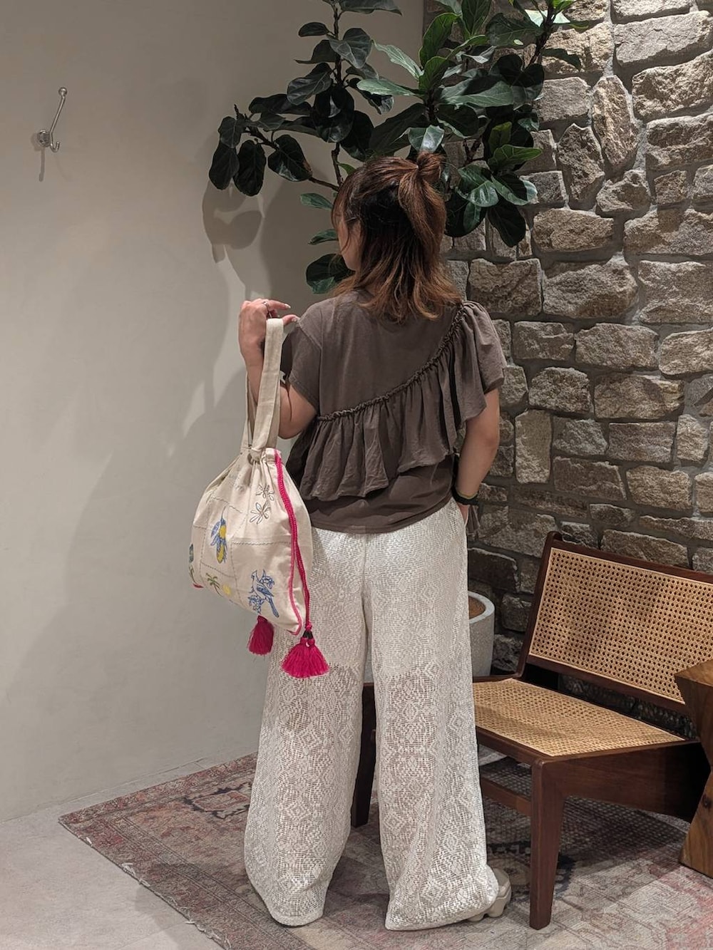 ピンク系のトートバッグ、ホワイト系のその他パンツ、ブラウン系のTシャツ/カットソーを着用したレディースの夏コーディネートの2枚目の写真