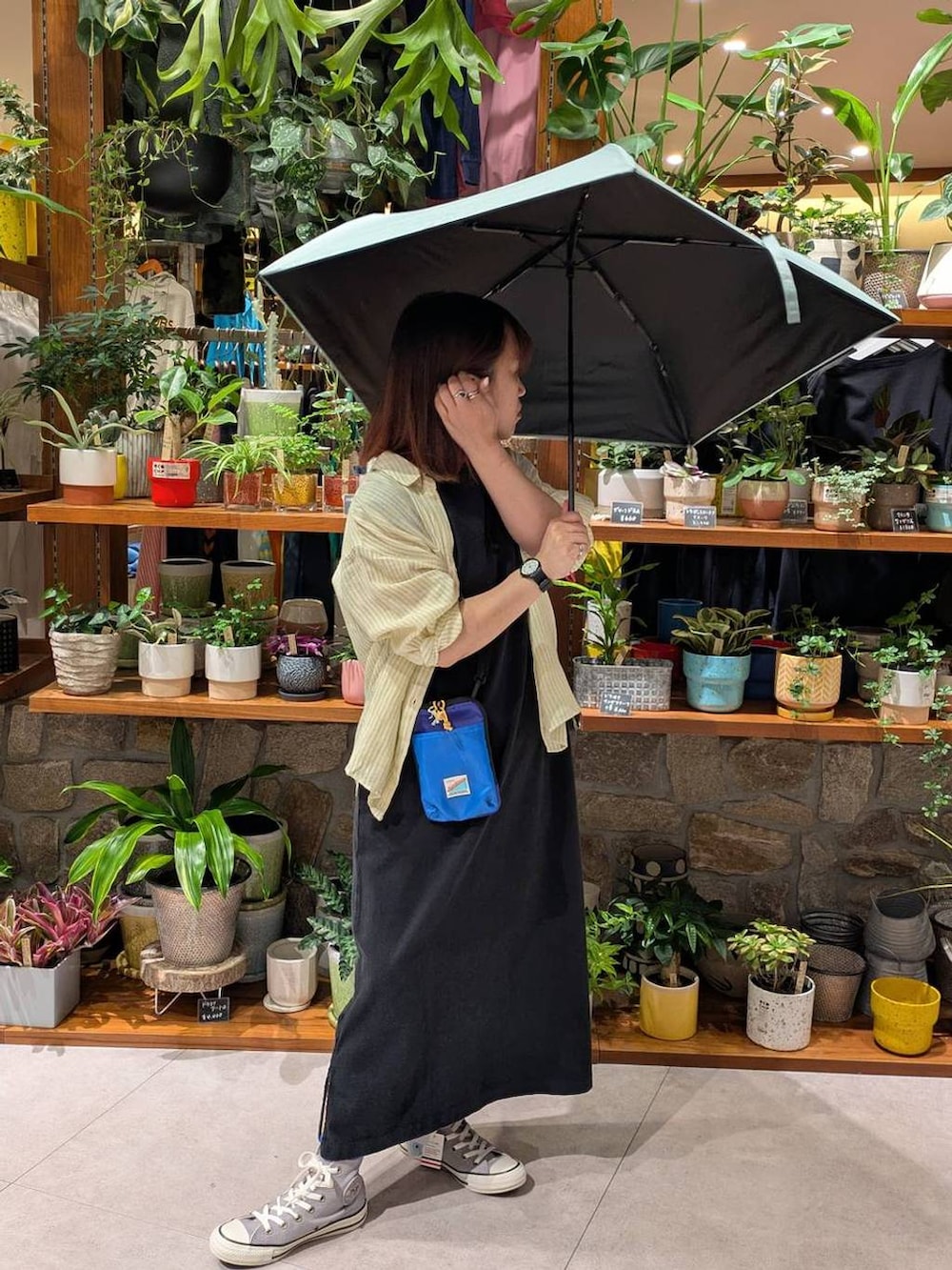 「差し色コーデ、個性派、低身長、雨の日コーデ、生活雑貨、ワンピース、シャツ、スニーカー、ベイフローの リネンシャツ_BAYFLOW、BAYFLOW、楽ちんコーデ、ヘルシー、ラフ、軽量、アウトドア」｜「CONVERSEの【CONVERSE(コンバース)】ALL STAR STUDSPATCH Z (ハイカット)（スニーカー、グレー系）」を使った、sunabfさん（レディース・148cm）の春コーディネートの3枚目の写真
