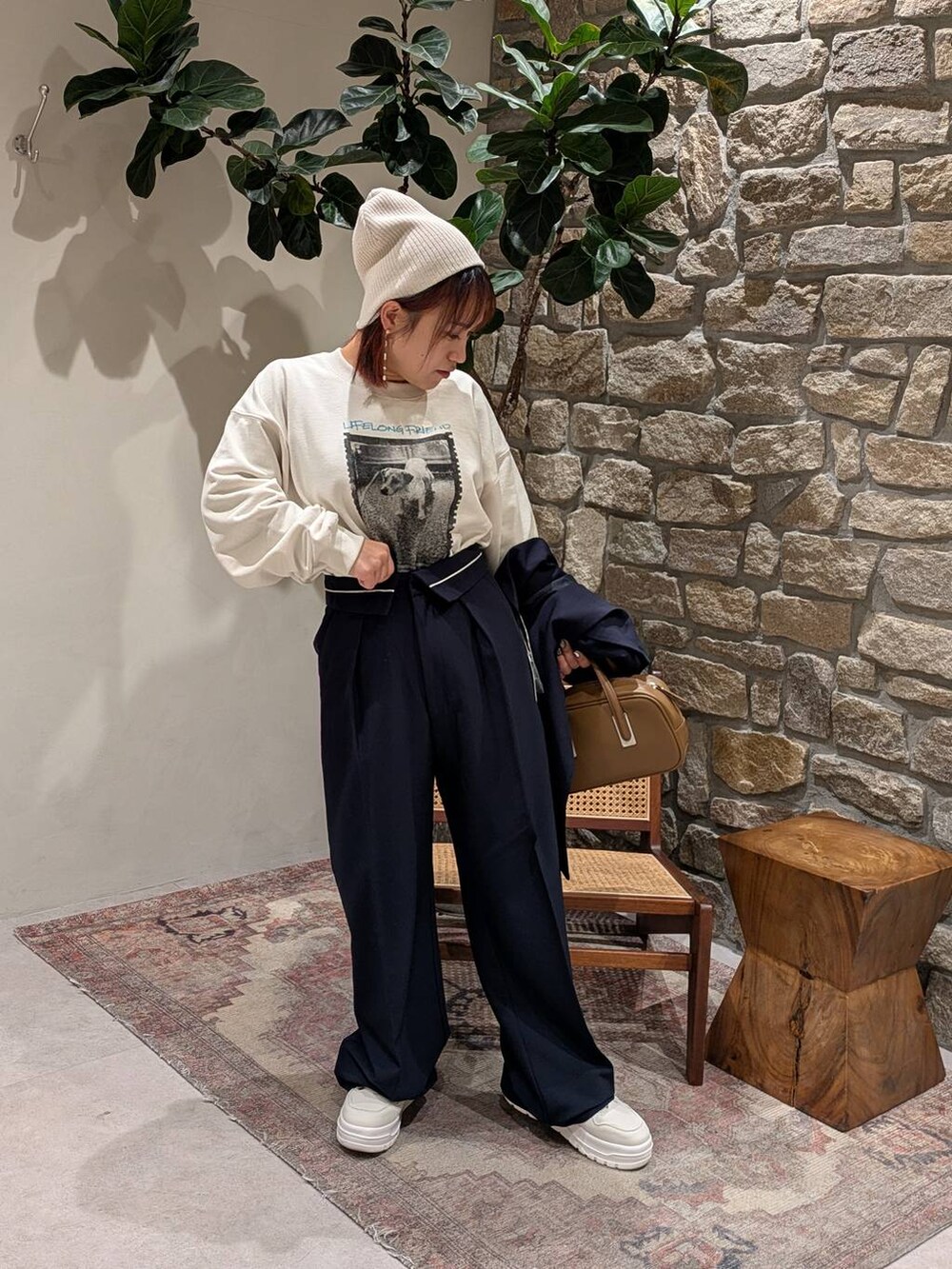 ホワイト系のスニーカー、ブルー系のその他パンツ、ブルー系のテーラードジャケットを着用したレディースの冬コーディネートの3枚目の写真