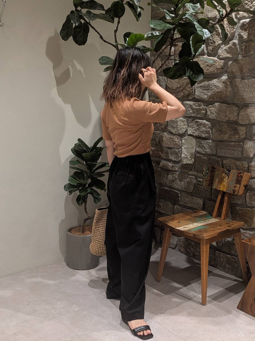 ブラック系のその他パンツ、ブラック系のトートバッグ、ブラック系のサンダルを着用したレディースの春コーディネートの3枚目の写真