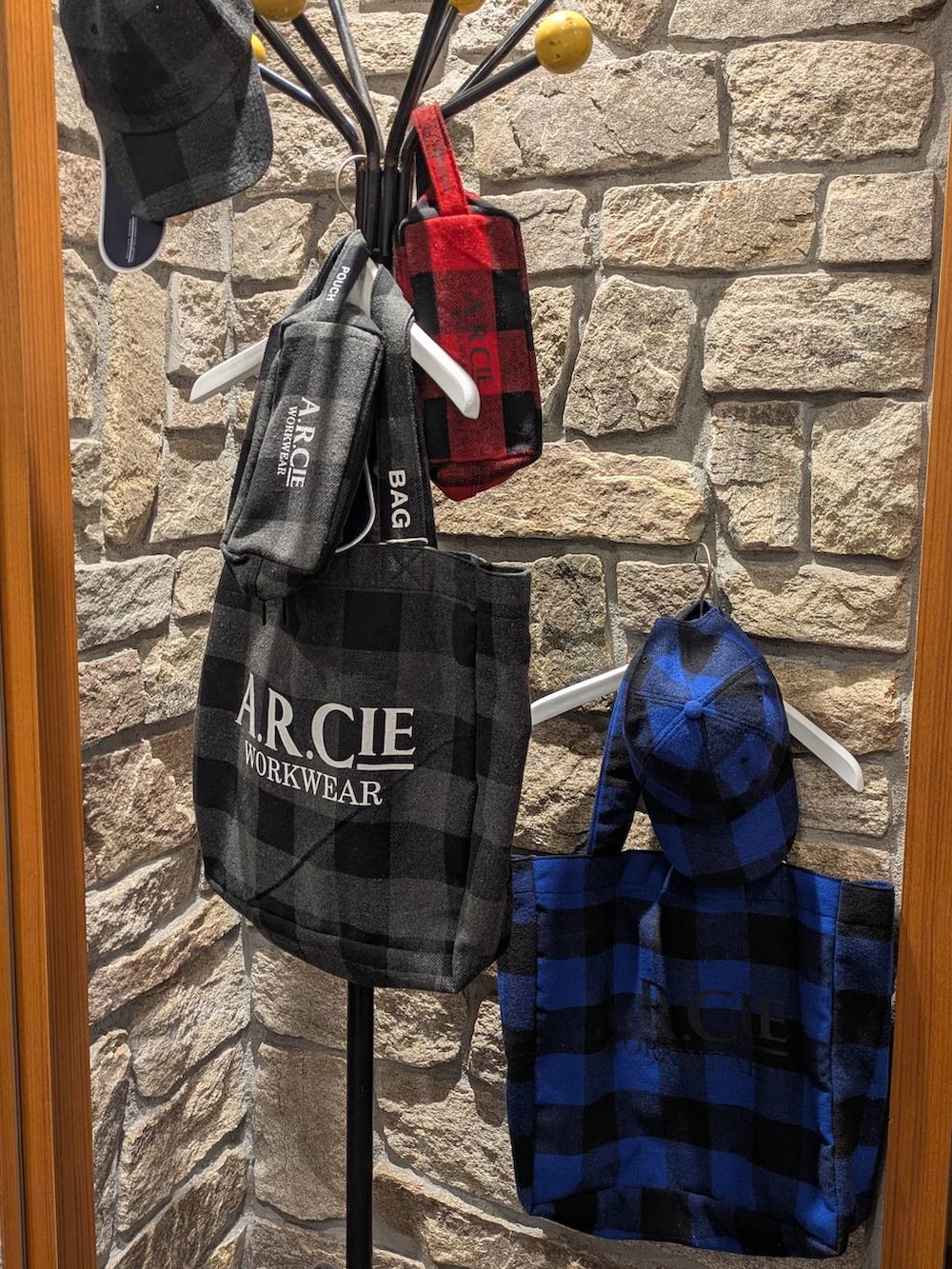 ホワイト系のパーカー、ブラウン系のスカート、ブルー系のトートバッグを着用したレディースの秋コーディネートの3枚目の写真