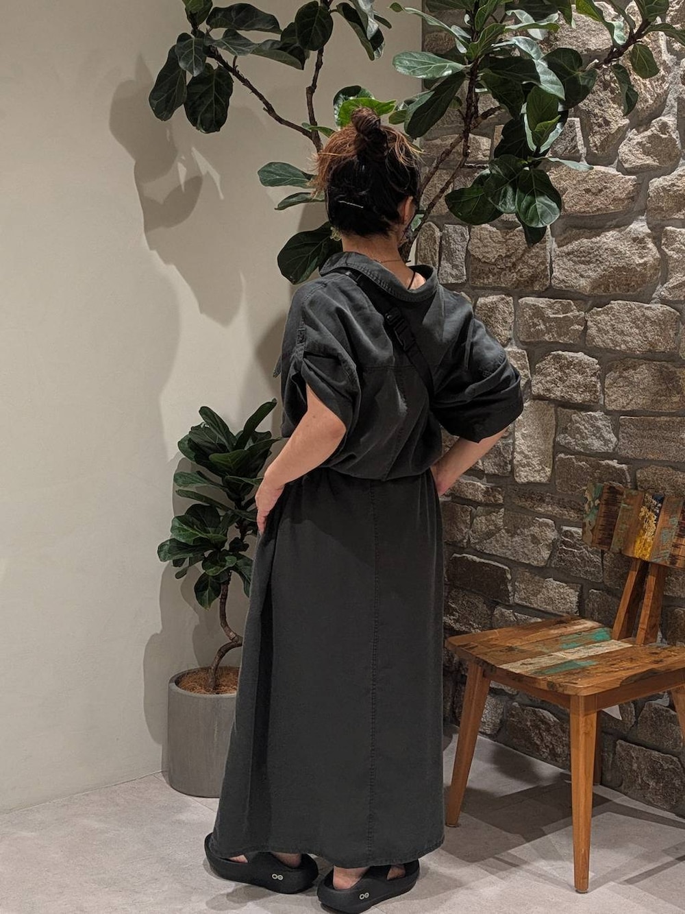 ブラック系のサンダル、レッド系のショルダーバッグ、グレー系のワンピースを着用したレディースの夏コーディネートの3枚目の写真