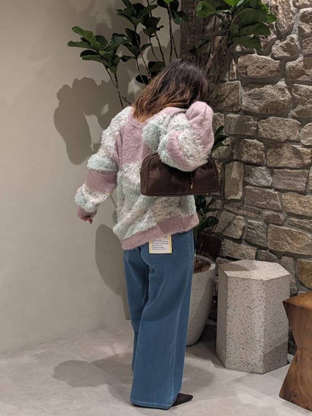 シルバー系のショルダーバッグ、ブルー系のその他パンツ、パープル系のカーディガン/ボレロを着用したレディースの秋コーディネートの3枚目の写真