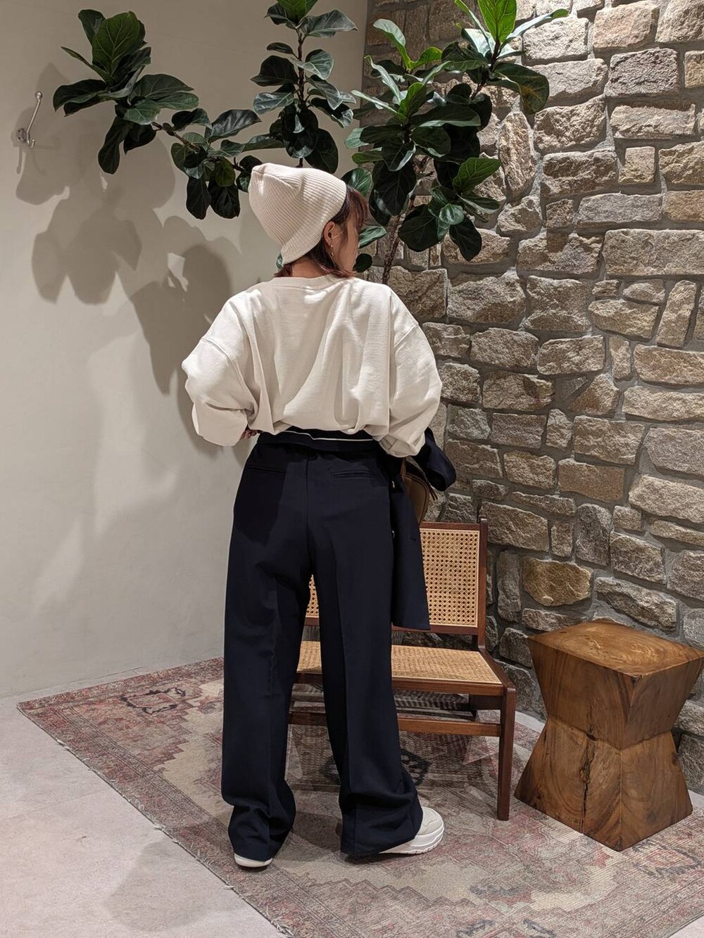 ホワイト系のスニーカー、ブルー系のその他パンツ、ブルー系のテーラードジャケットを着用したレディースの冬コーディネートの4枚目の写真