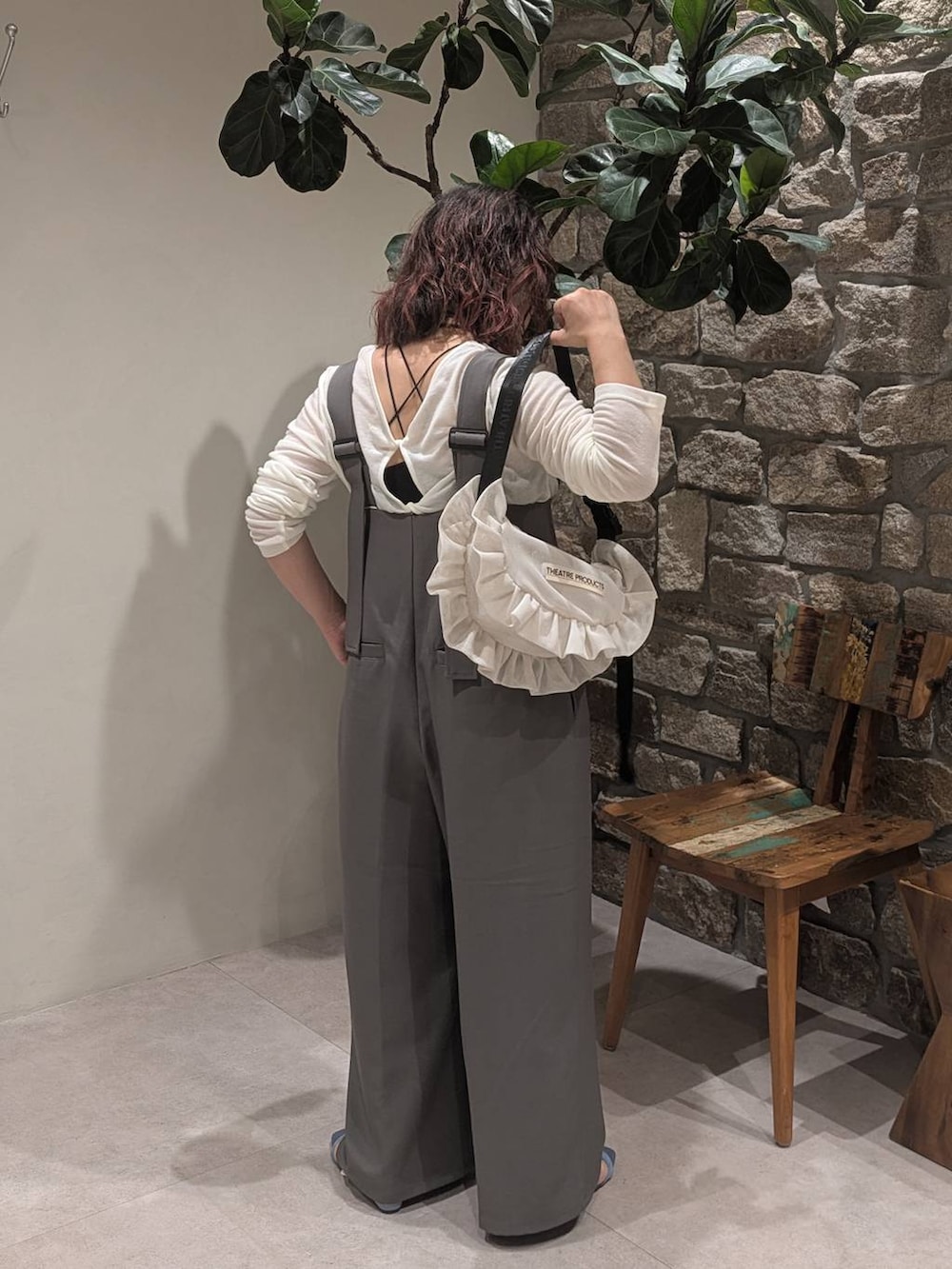 ブラック系のキャミソール、ブルー系のサンダル、グレー系のサロペット/オーバーオールを着用したレディースの春コーディネートの4枚目の写真