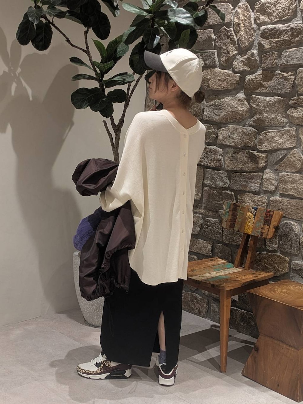 ホワイト系のカーディガン/ボレロ、パープル系のハンドバッグ、ブラウン系のブルゾンを着用したレディースの秋コーディネートの3枚目の写真