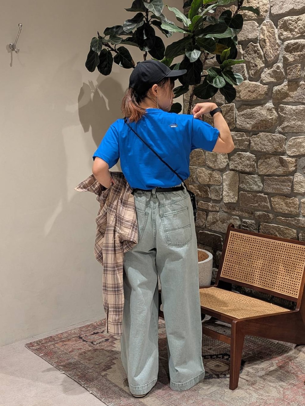 「サンダル、ベルト、低身長、差し色コーデ、個性派、Tシャツ、ベイフローのデニム _BAYFLOW、BAYFLOWJEANS_BAYFLOW、BAYFLOW、チェック、シャツ、カジュアル、ラフ、シンプルコーデ、キャップ」｜「BAYFLOWの[スマホ・カード収納可♪]多機能スパンコールミニショルダー（ショルダーバッグ、グレー系）」を使った、sunabfさん（レディース・148cm）の春コーディネートの2枚目の写真