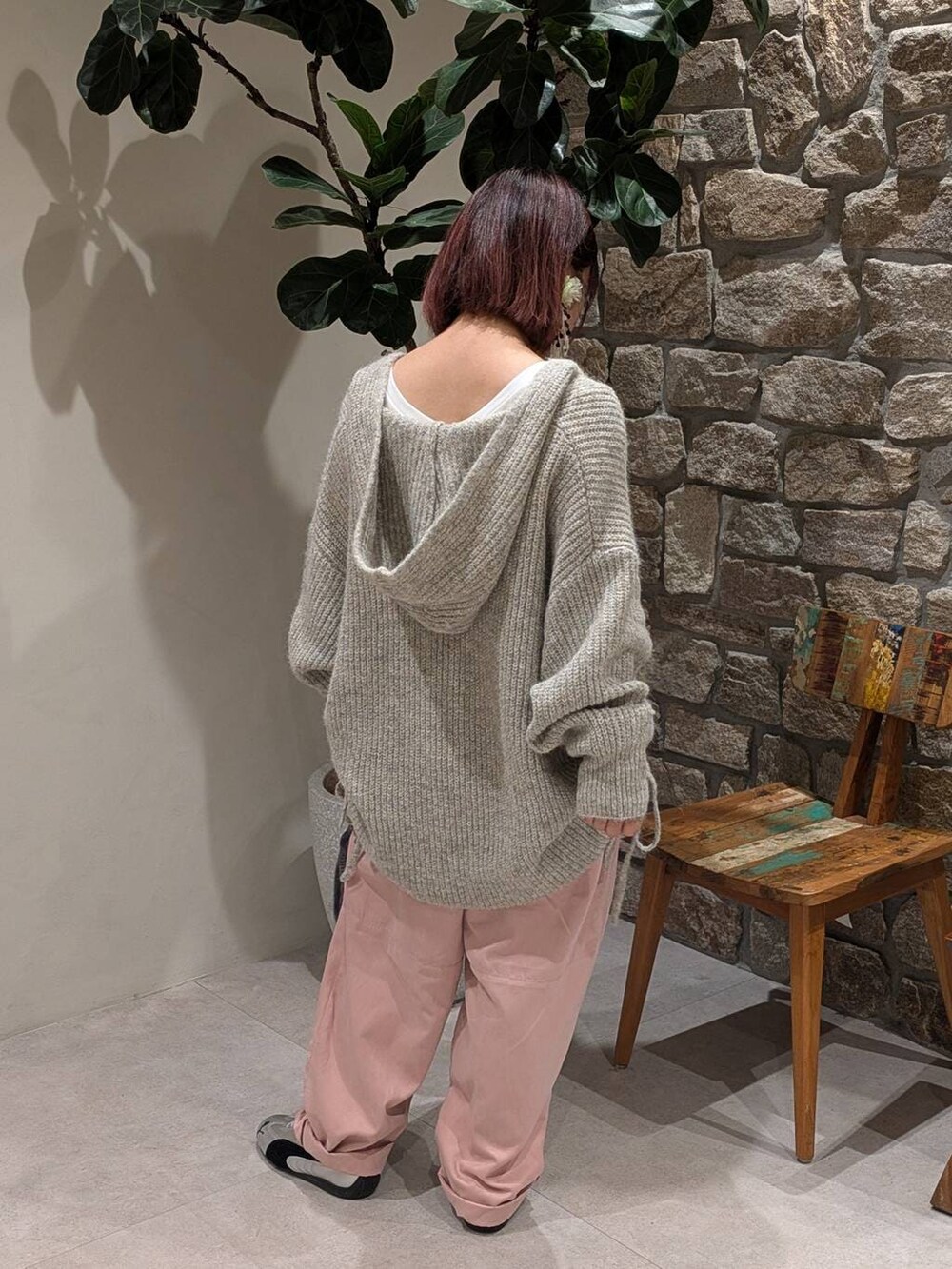 グレー系のスニーカー、ホワイト系のTシャツ/カットソー、ピンク系のその他パンツを着用したレディースの秋コーディネートの3枚目の写真