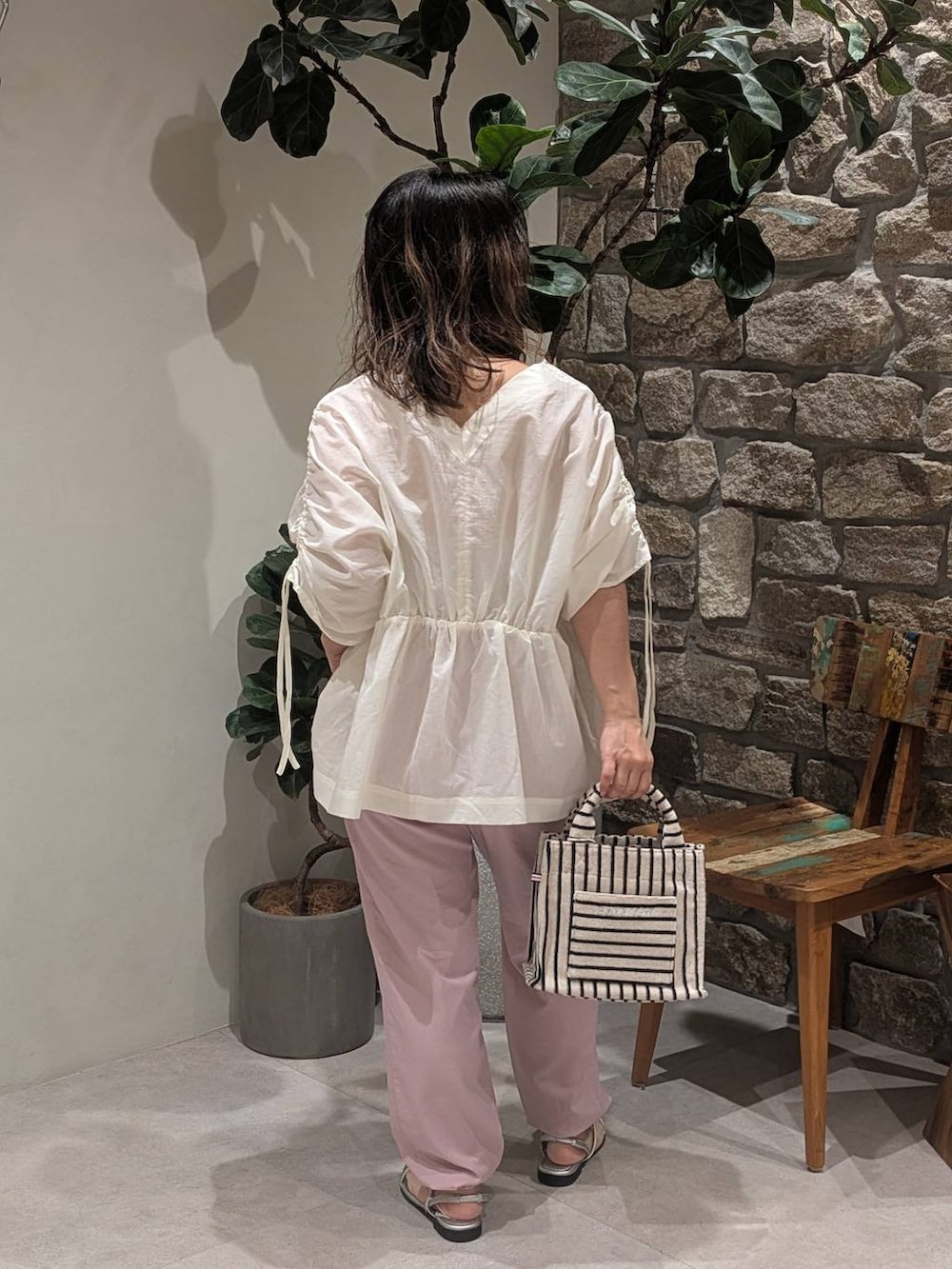 ホワイト系のシャツ/ブラウス、ピンク系のその他パンツ、ベージュ系のトートバッグを着用したレディースの夏コーディネートの3枚目の写真