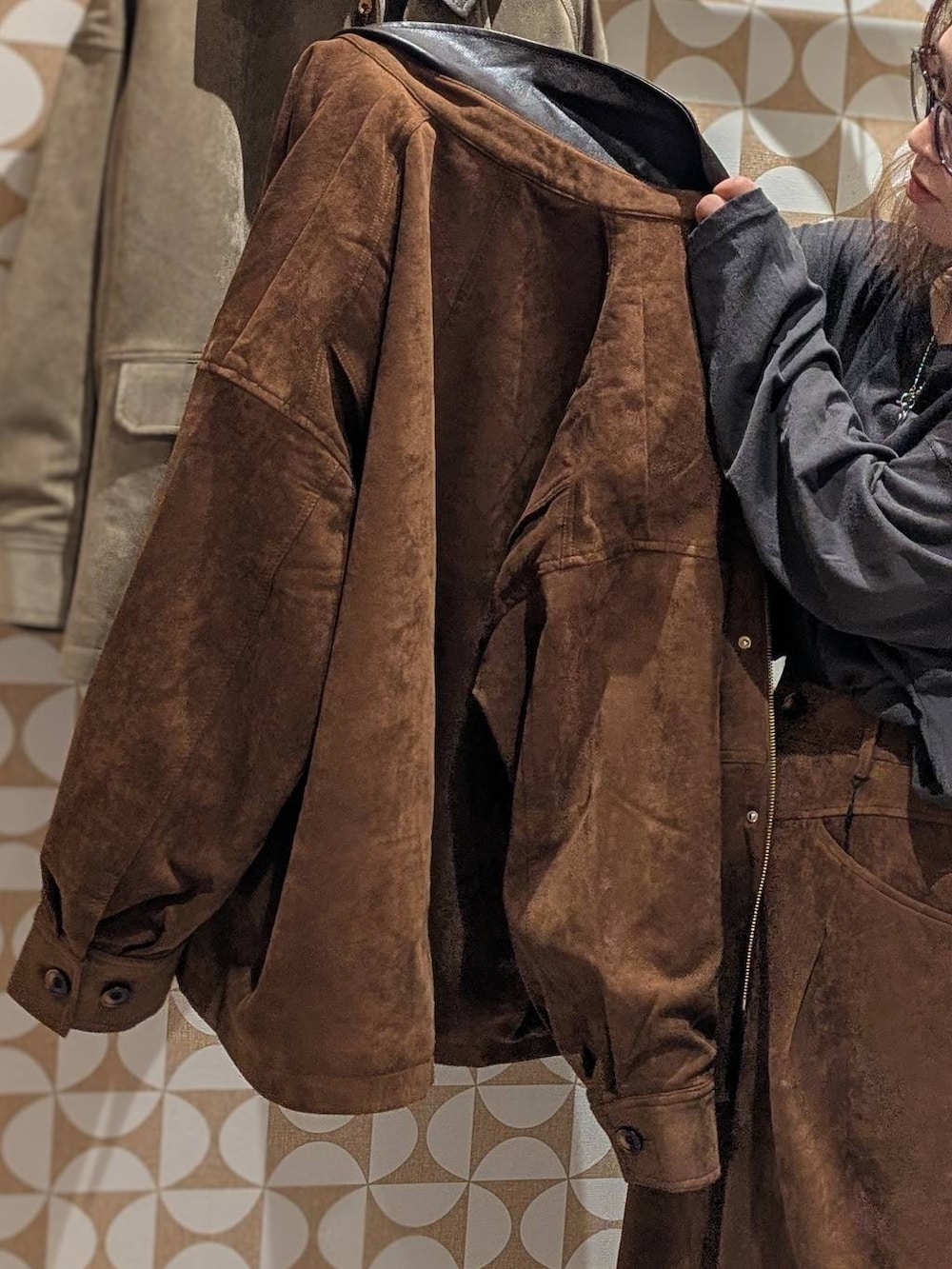 ブラック系のサンダル、ブラウン系のその他パンツ、ブラウン系のブルゾンを着用したレディースの夏コーディネートの2枚目の写真