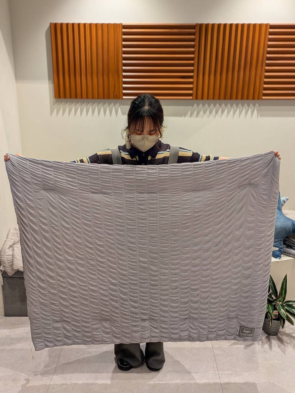 ベージュ系のブランケット、グレー系のブランケット、ベージュ系のブランケットを着用したレディースの春コーディネートの2枚目の写真