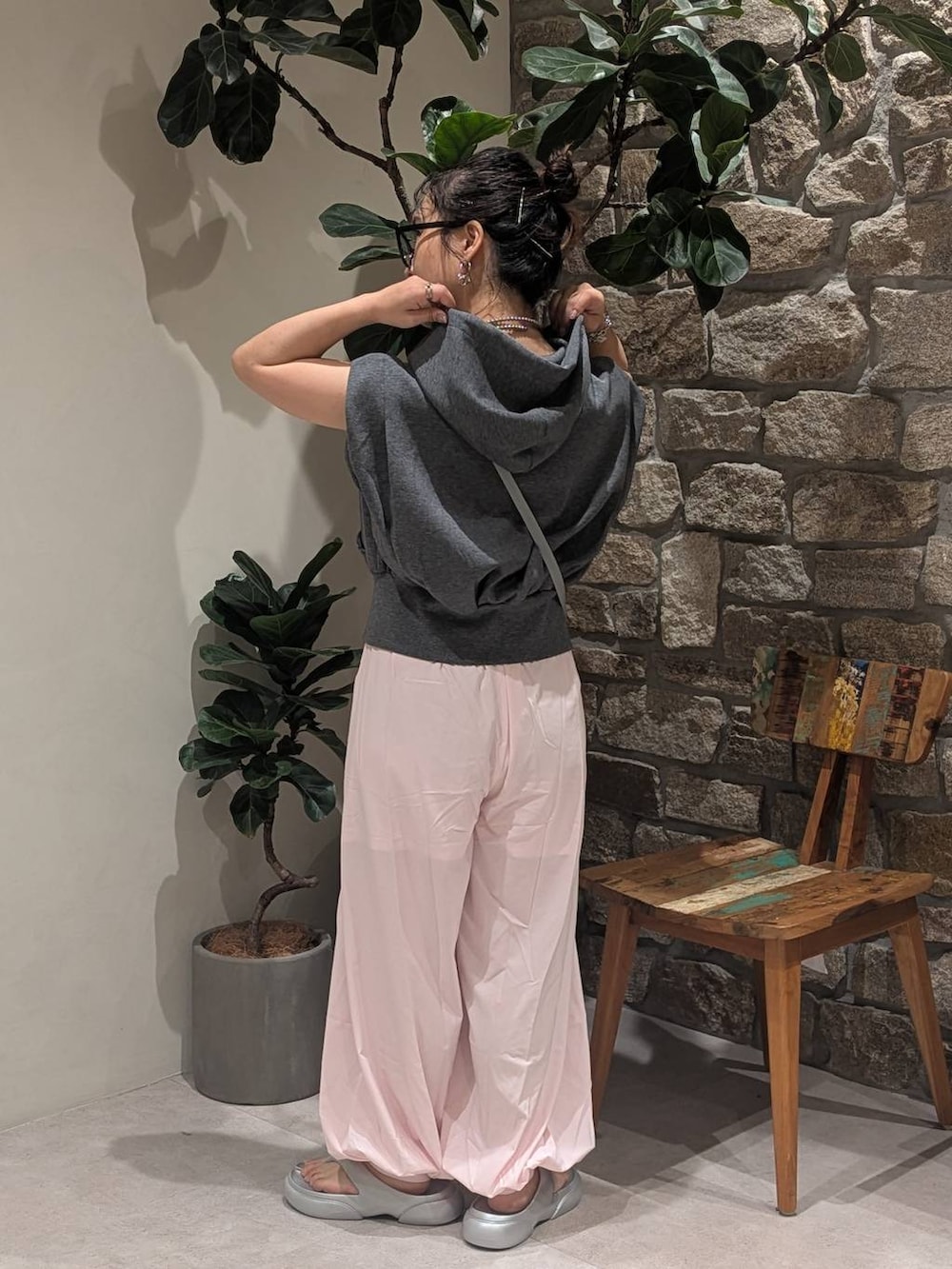 グレー系のサンダル、グレー系のショルダーバッグ、ピンク系のその他パンツを着用したレディースの夏コーディネートの4枚目の写真