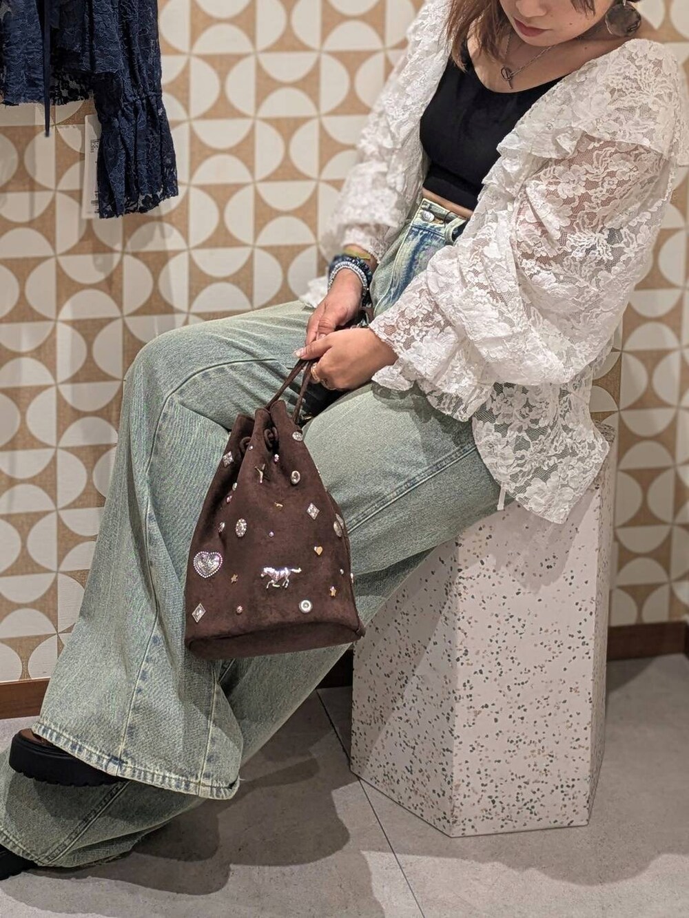 ブラック系のブラジャーを着用したレディースの夏コーディネートの4枚目の写真