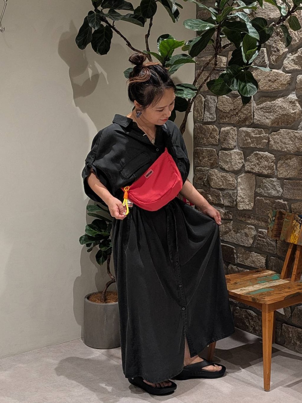 ブラック系のサンダル、レッド系のショルダーバッグ、グレー系のワンピースを着用したレディースの夏コーディネートの2枚目の写真