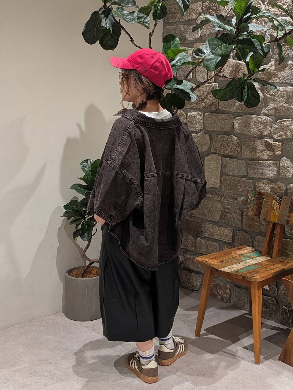ブラウン系のシャツ/ブラウス、ブラック系のボディバッグ/ウエストポーチ、ブラック系のその他パンツを着用したレディースの夏コーディネートの6枚目の写真
