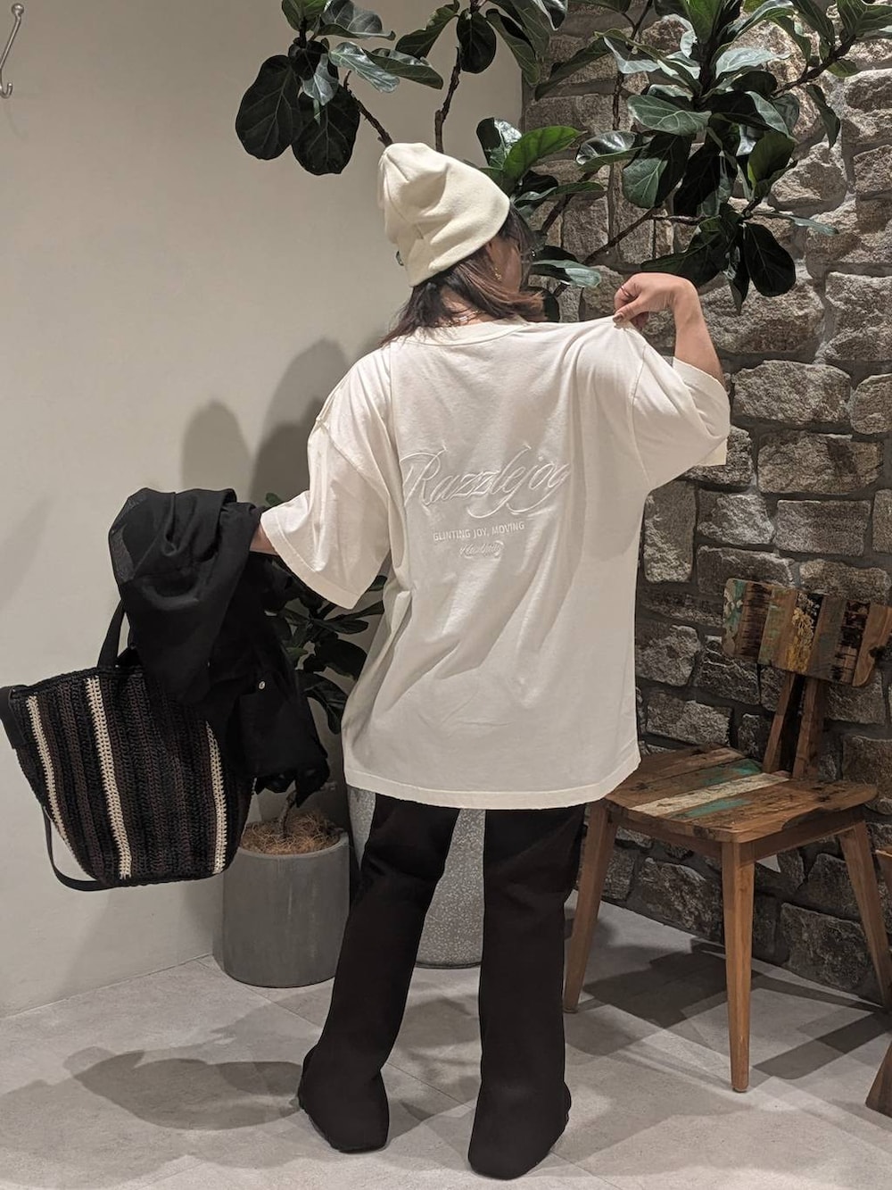 ブラウン系のその他パンツ、ブラウン系のトートバッグ、ホワイト系のスニーカーを着用したレディースの春コーディネートの6枚目の写真