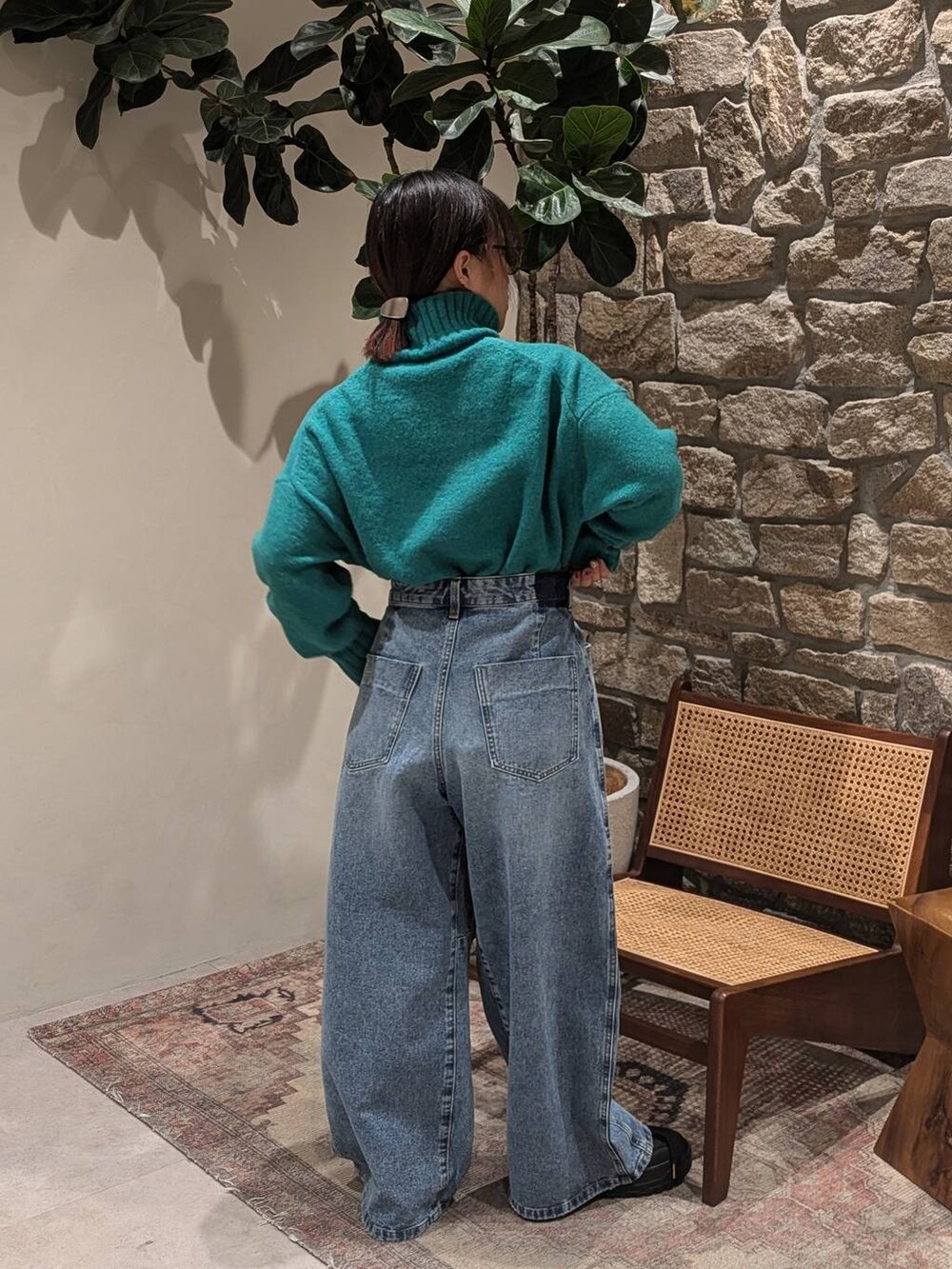 ブラック系のスニーカー、グリーン系のニット/セーター、ブラック系のその他アウターを着用したレディースの冬コーディネートの4枚目の写真