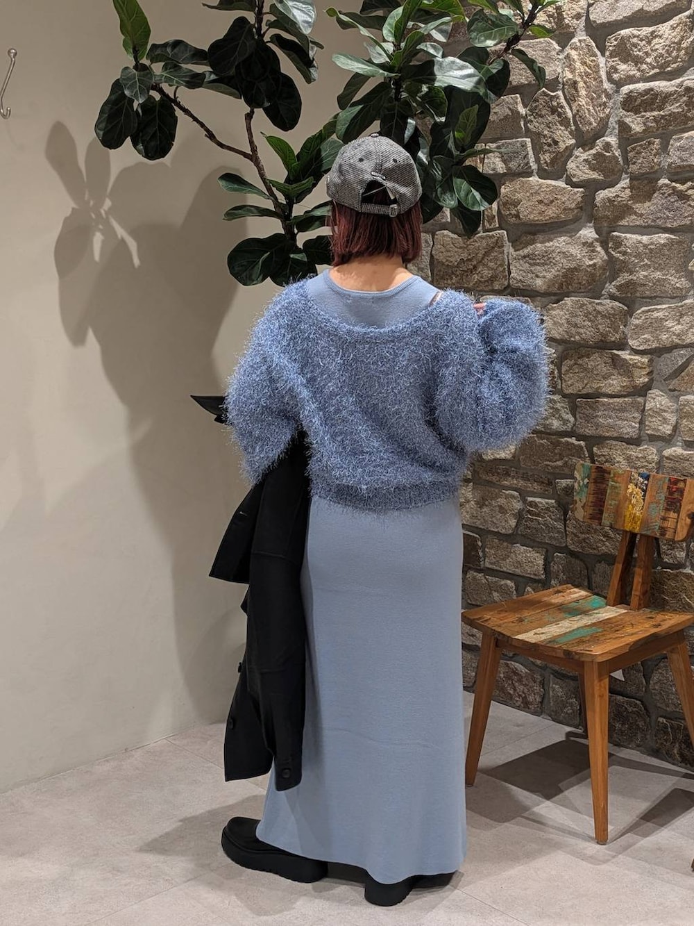 ブラック系のブーツ、ブラック系のブルゾン、グレー系のハンドバッグを着用したレディースの秋コーディネートの4枚目の写真