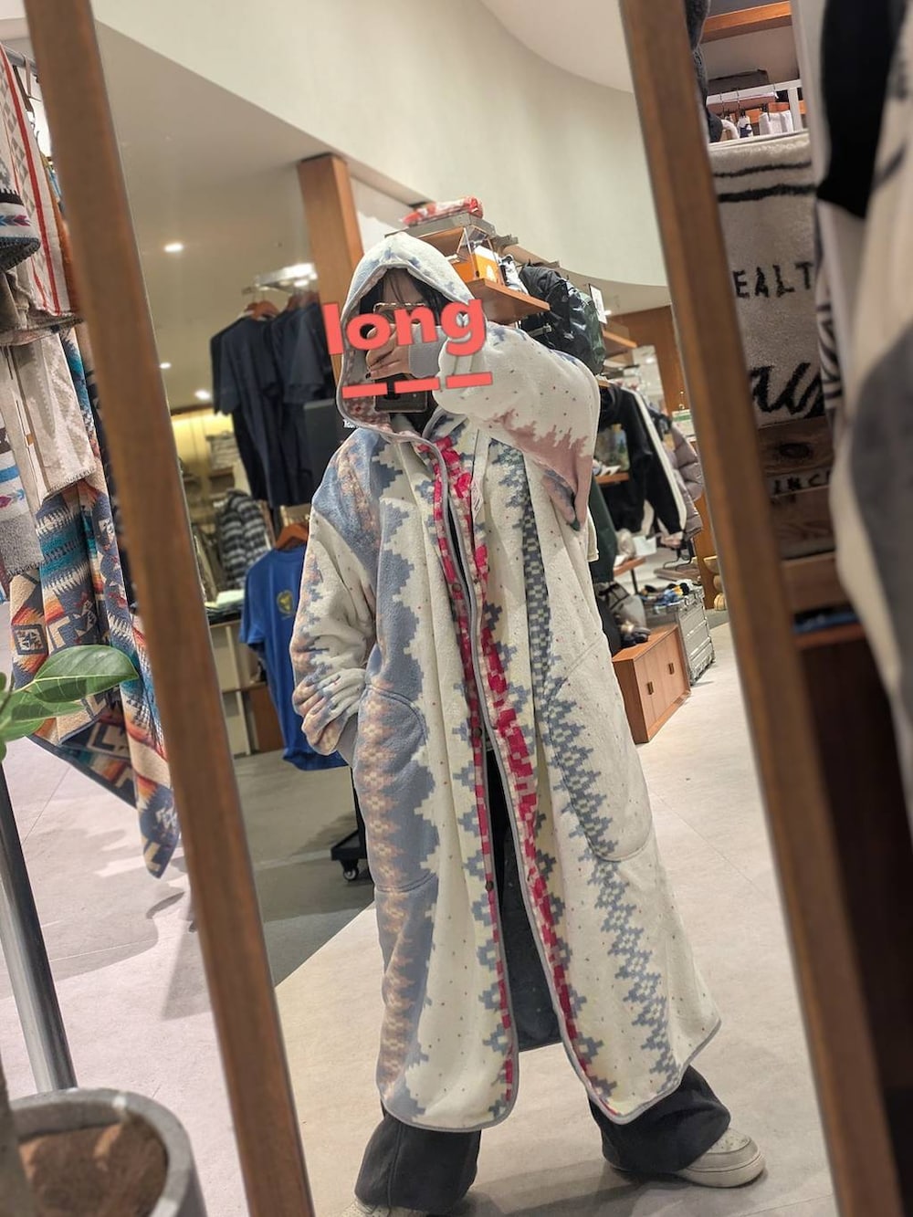 ベージュ系のブランケット、ブルー系のブランケット、グレー系のブランケットを着用したレディースの秋コーディネートの2枚目の写真