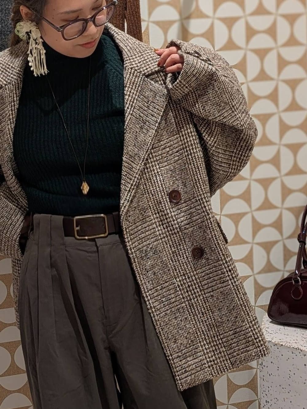 その他のローファー、グレー系のチノパンツ、ブラウン系のニット/セーターを着用したレディースの秋コーディネートの3枚目の写真