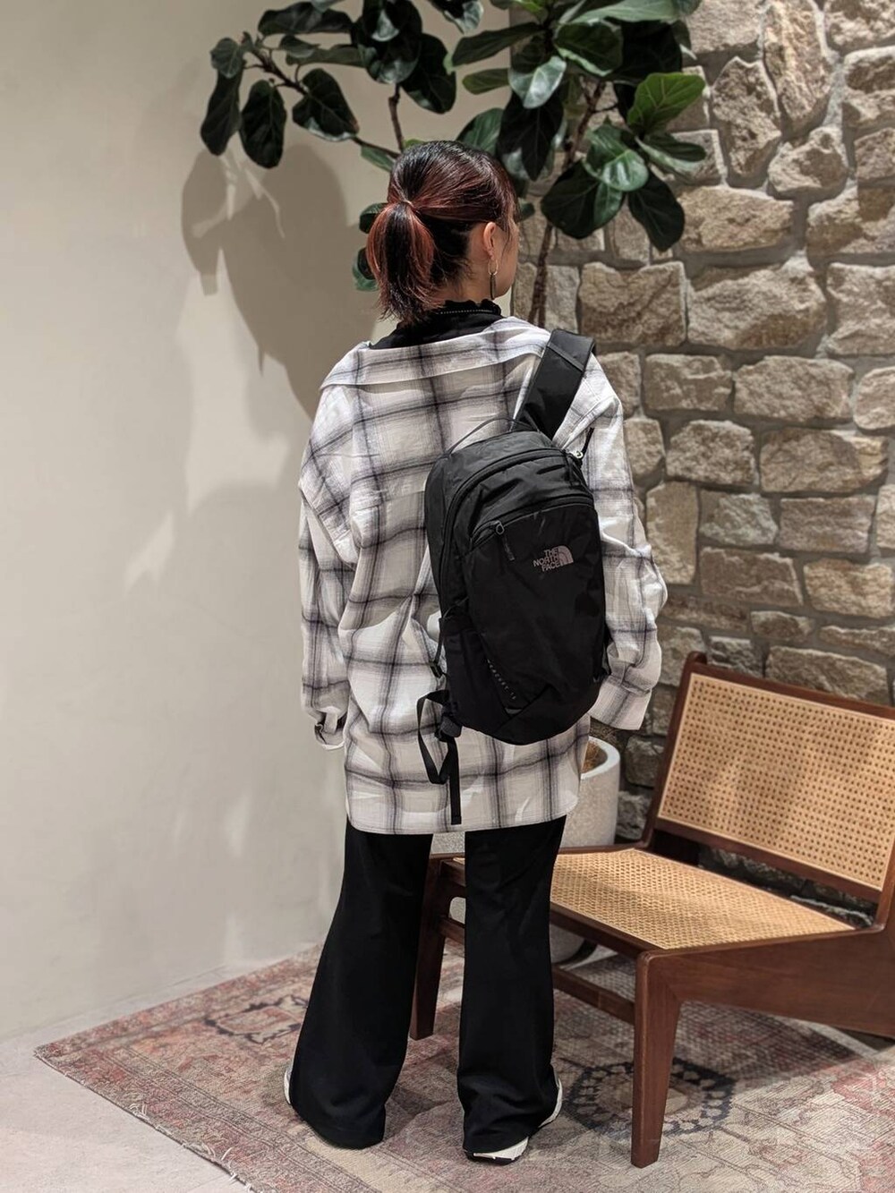 ブラック系のTシャツ/カットソー、ブラック系のその他パンツ、グレー系のスニーカーを着用したレディースの冬コーディネートの2枚目の写真