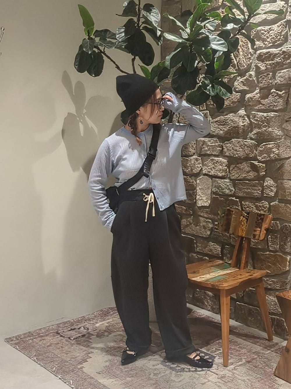 ブラック系のその他シューズ、グレー系のその他パンツ、ブラック系のショルダーバッグを着用したレディースの秋コーディネートの2枚目の写真