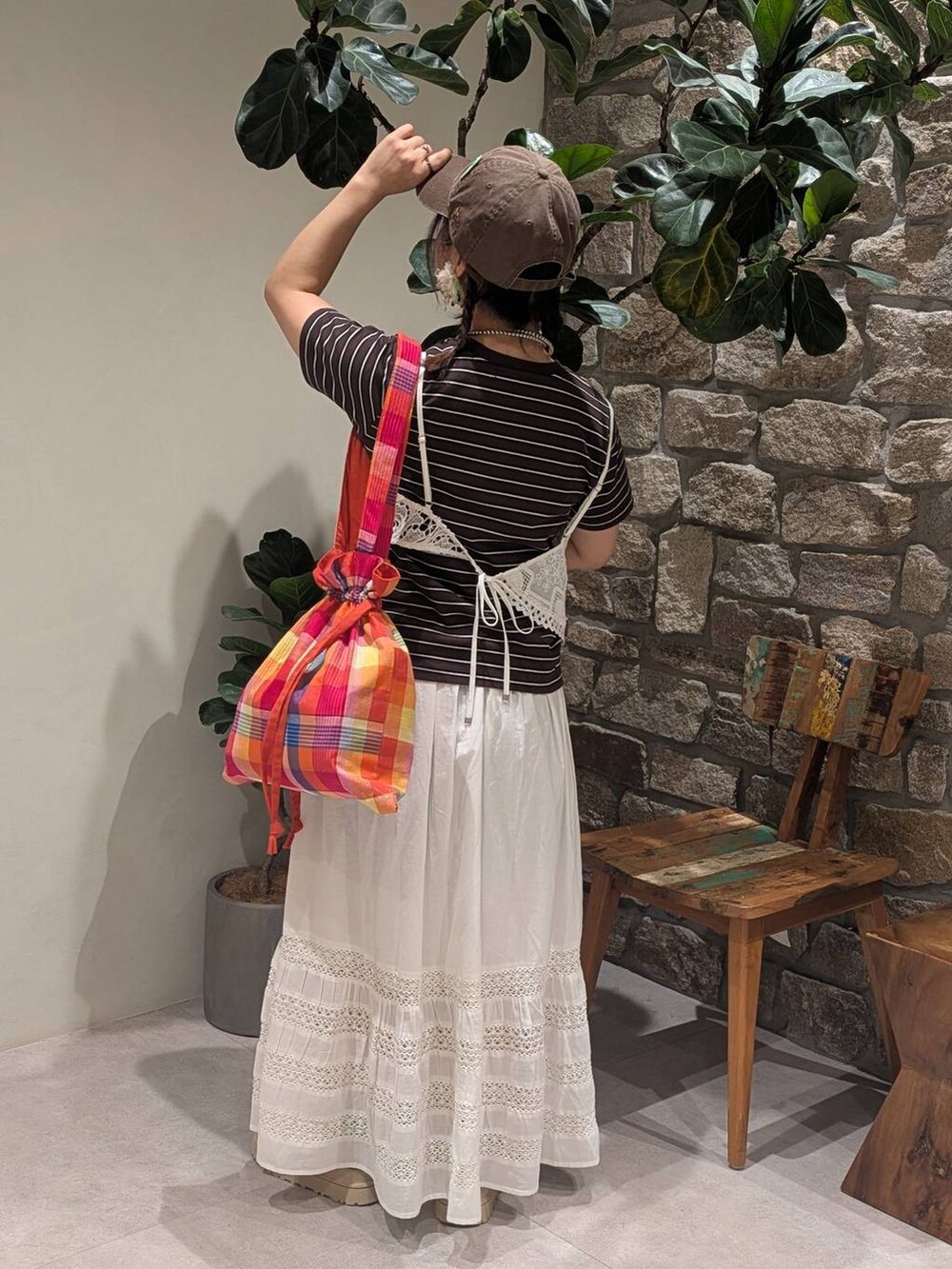 ベージュ系のサンダル、ホワイト系のスカート、レッド系のトートバッグを着用したレディースの春コーディネートの3枚目の写真