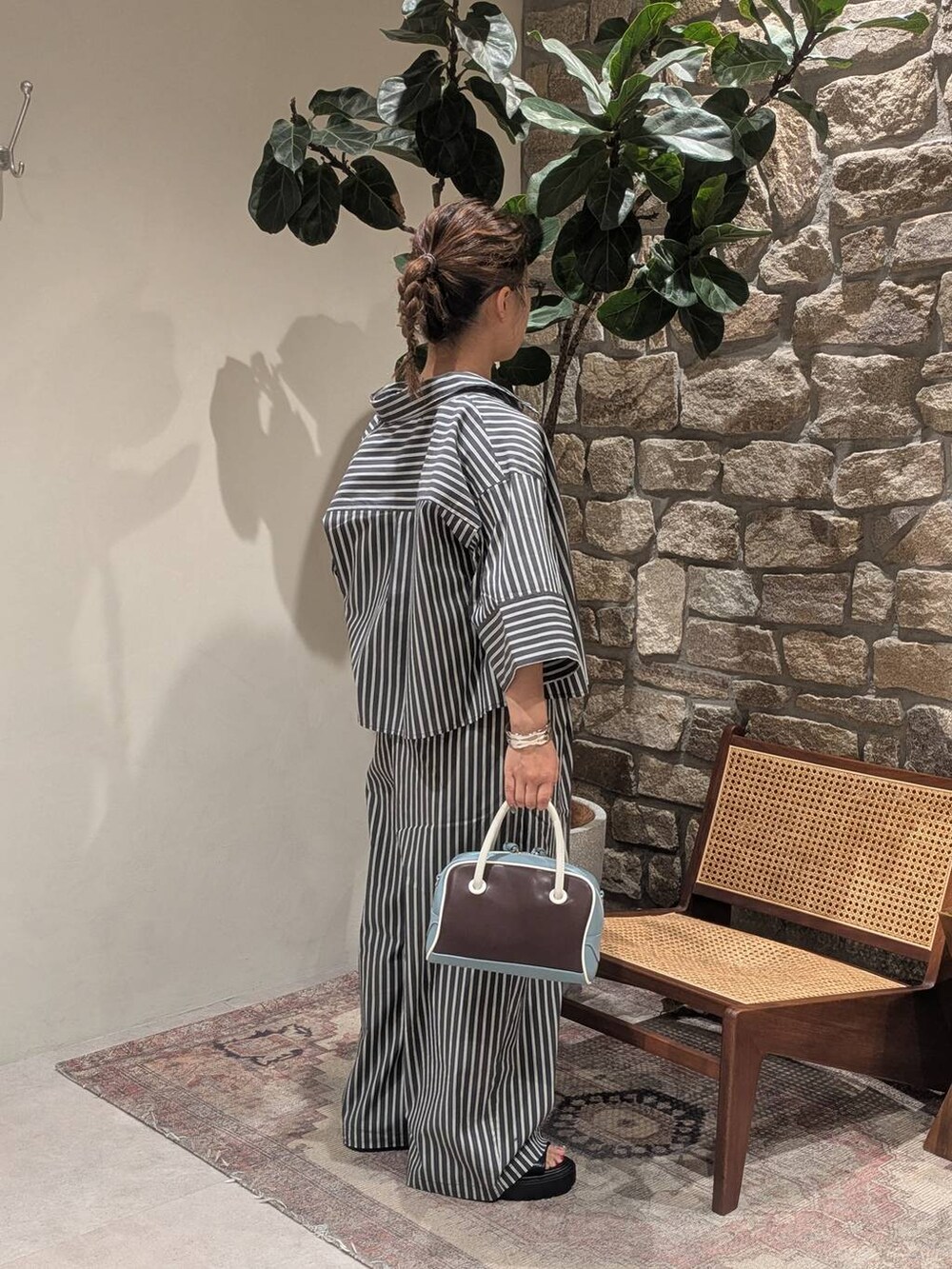 ブラック系のサンダル、ホワイト系のTシャツ/カットソー、レッド系のハンドバッグを着用したレディースの夏コーディネートの2枚目の写真