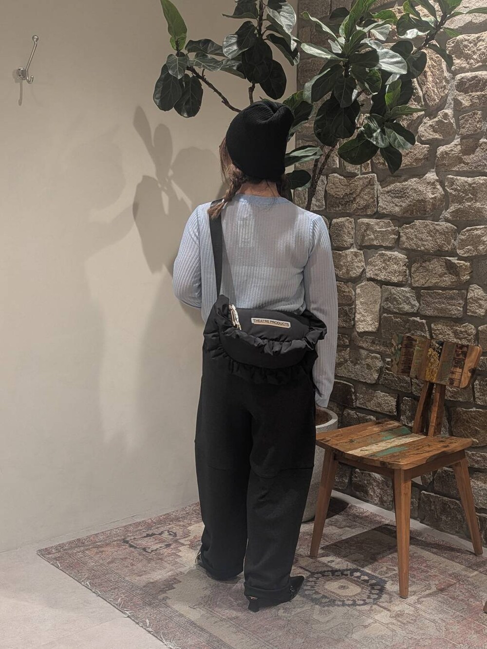 ブラック系のその他シューズ、グレー系のその他パンツ、ブラック系のショルダーバッグを着用したレディースの秋コーディネートの4枚目の写真